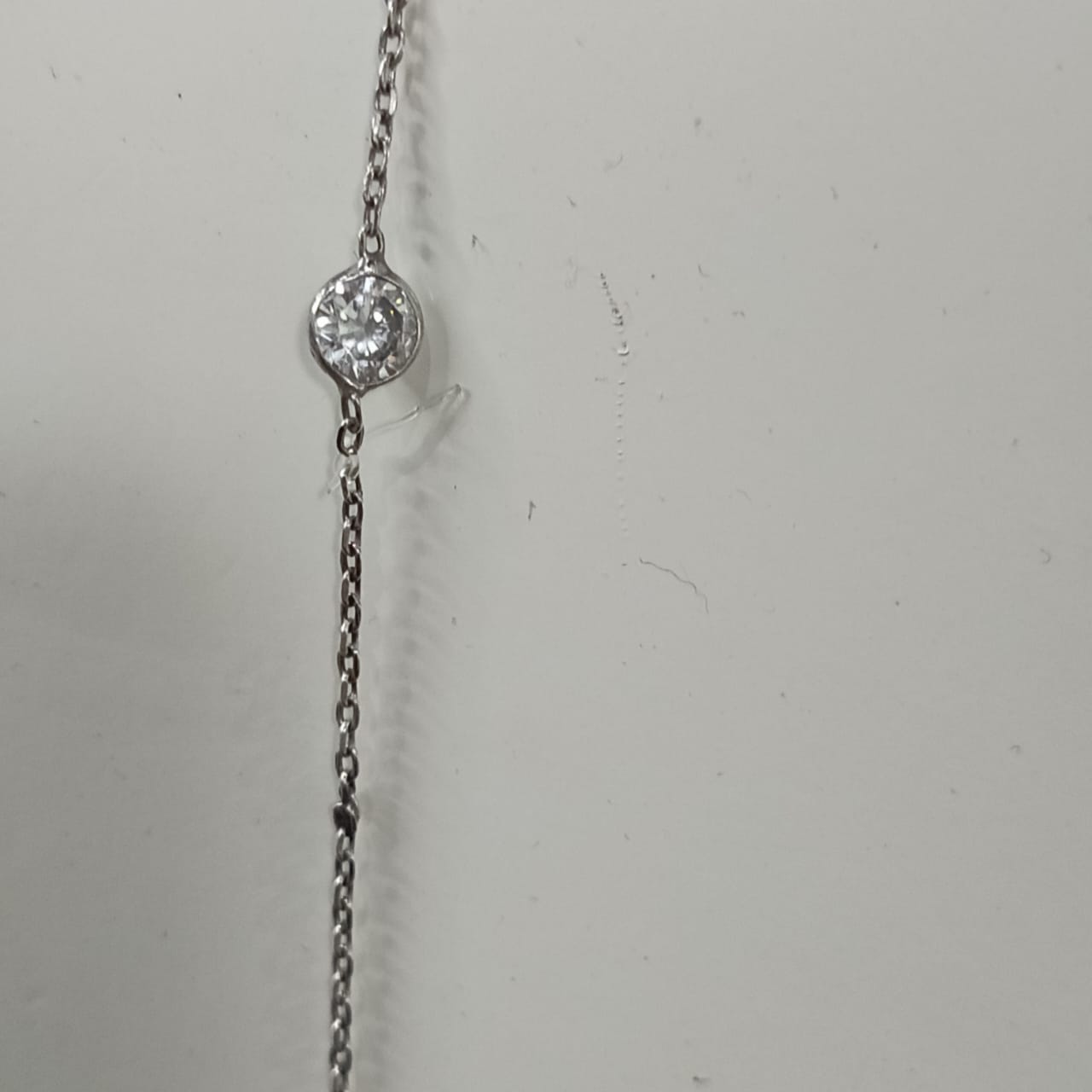 سلسلة فضة بأحجار