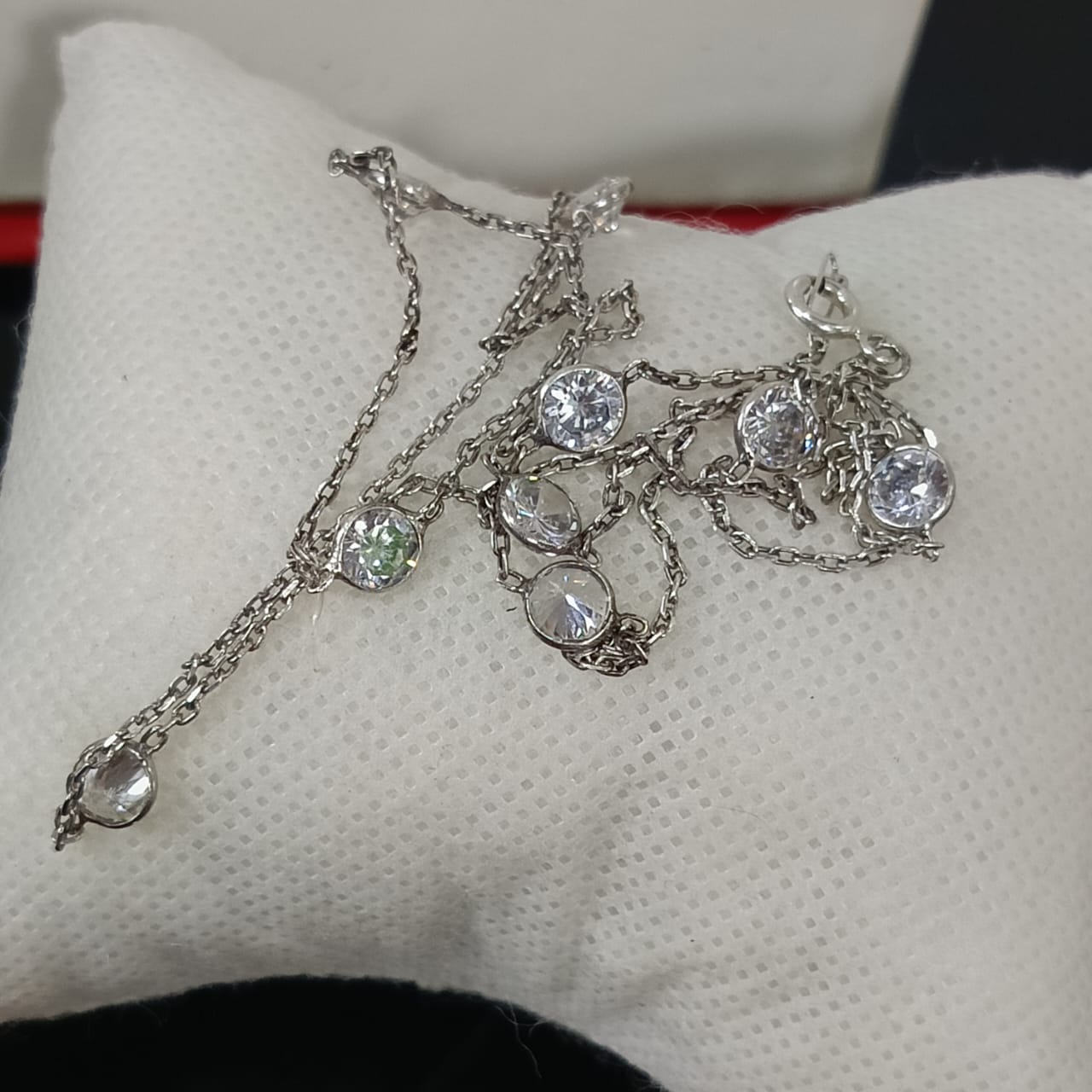 سلسلة فضة بأحجار