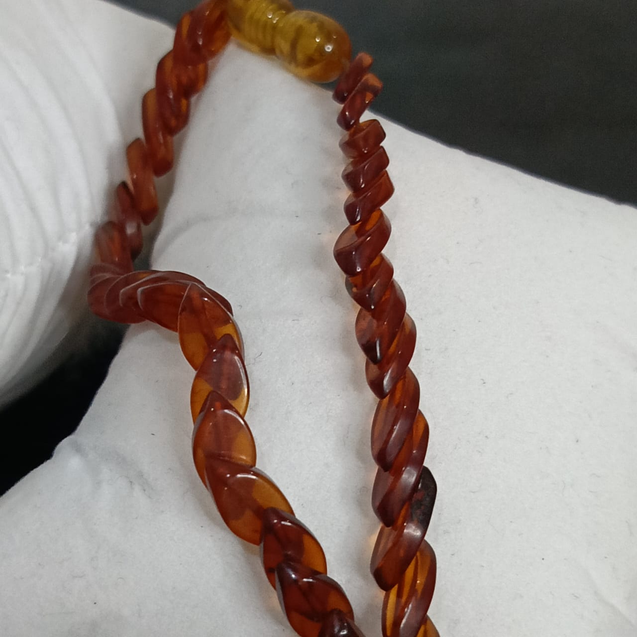 عقد تحفة من كهرمان فواح