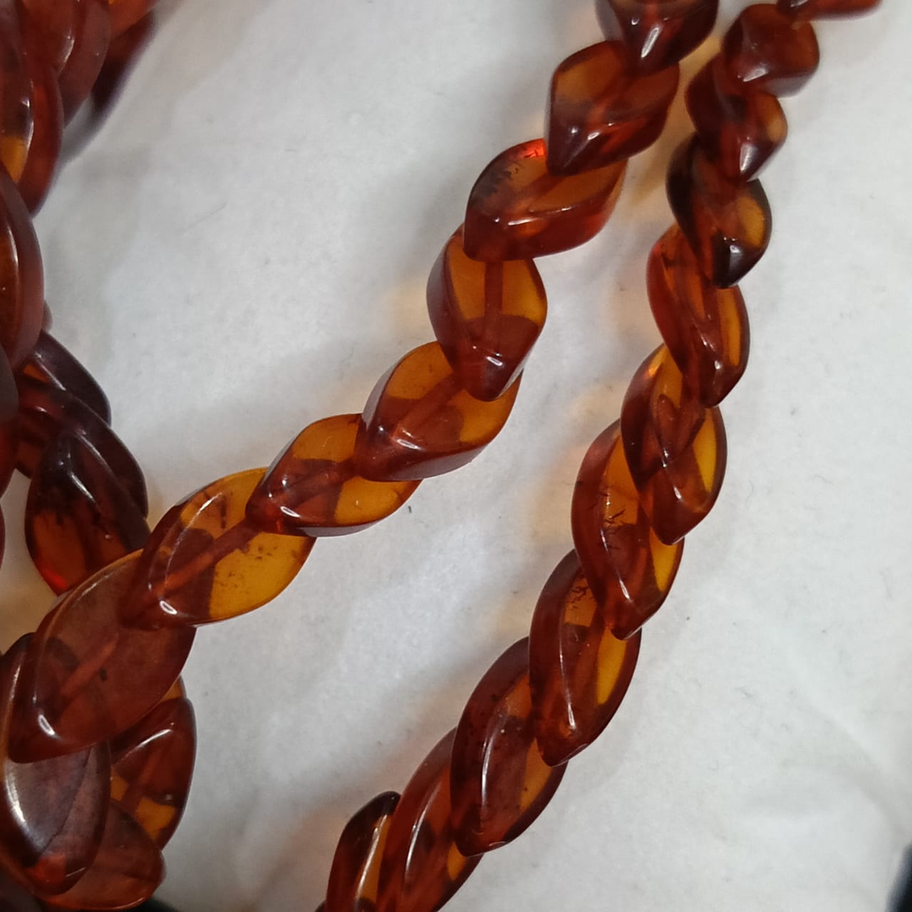 عقد تحفة من كهرمان فواح