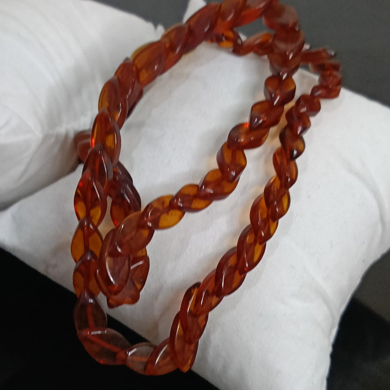 عقد تحفة من كهرمان فواح