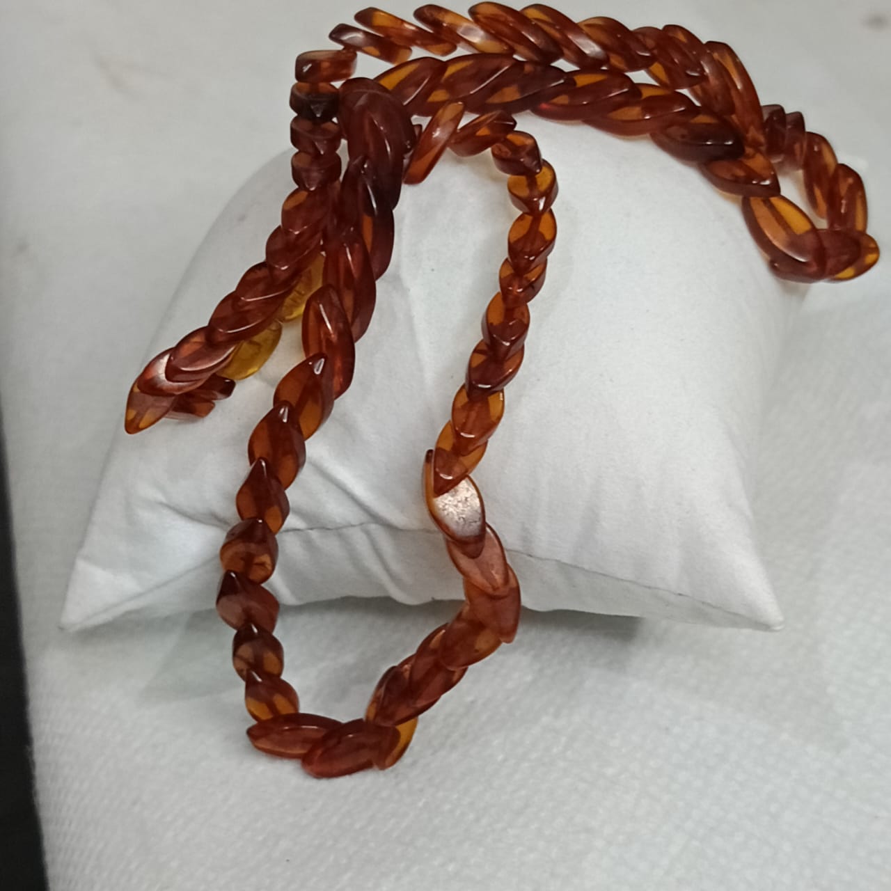 عقد تحفة من كهرمان فواح