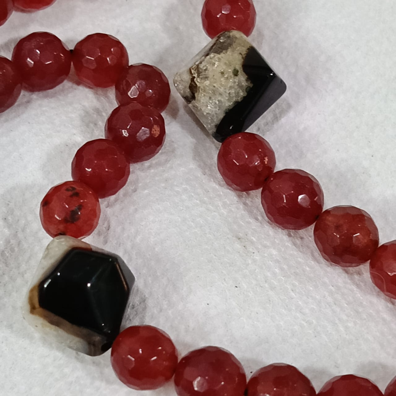 سبحة عتيقة بحجر يشم رماني وشواهد من عقيق