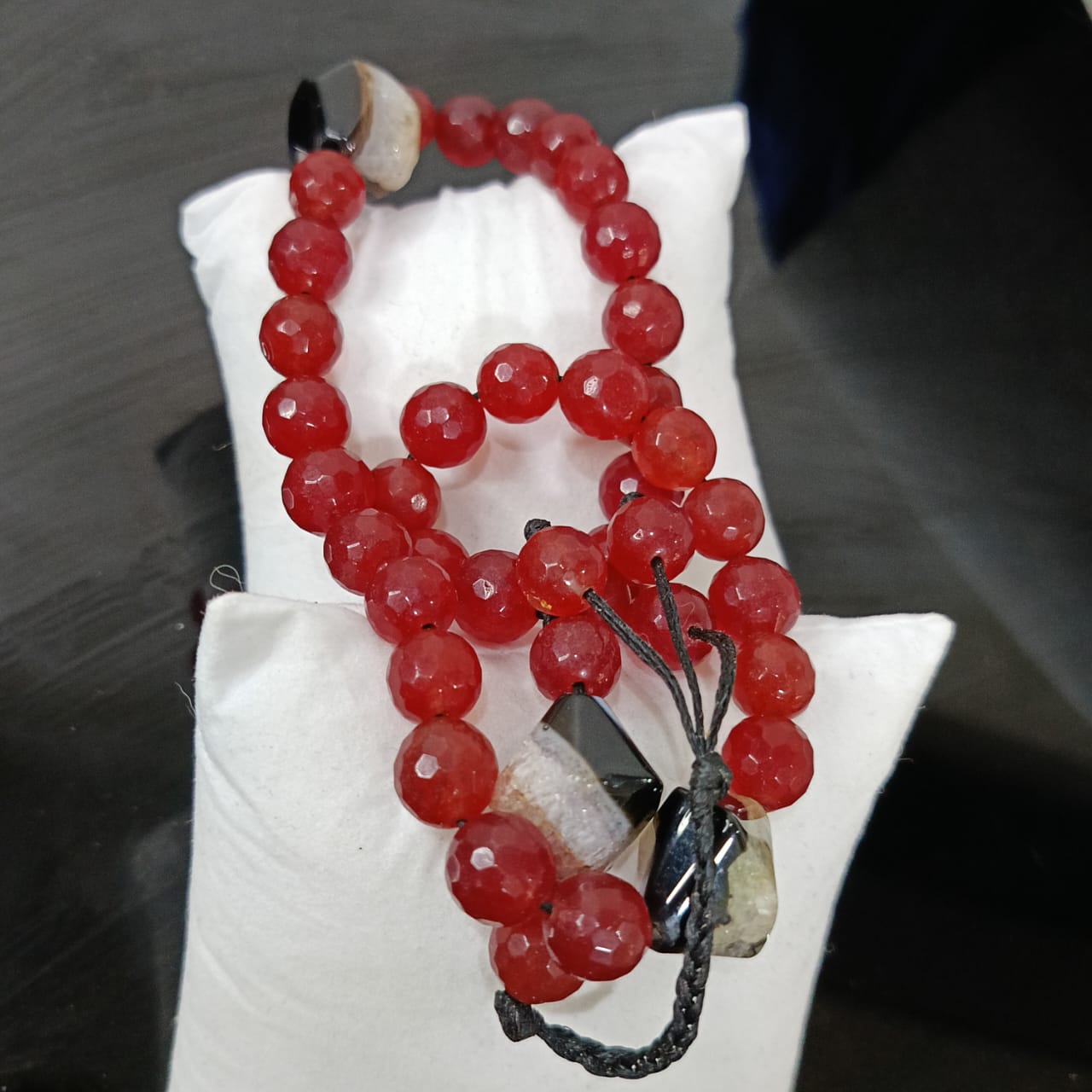 سبحة عتيقة بحجر يشم رماني وشواهد من عقيق