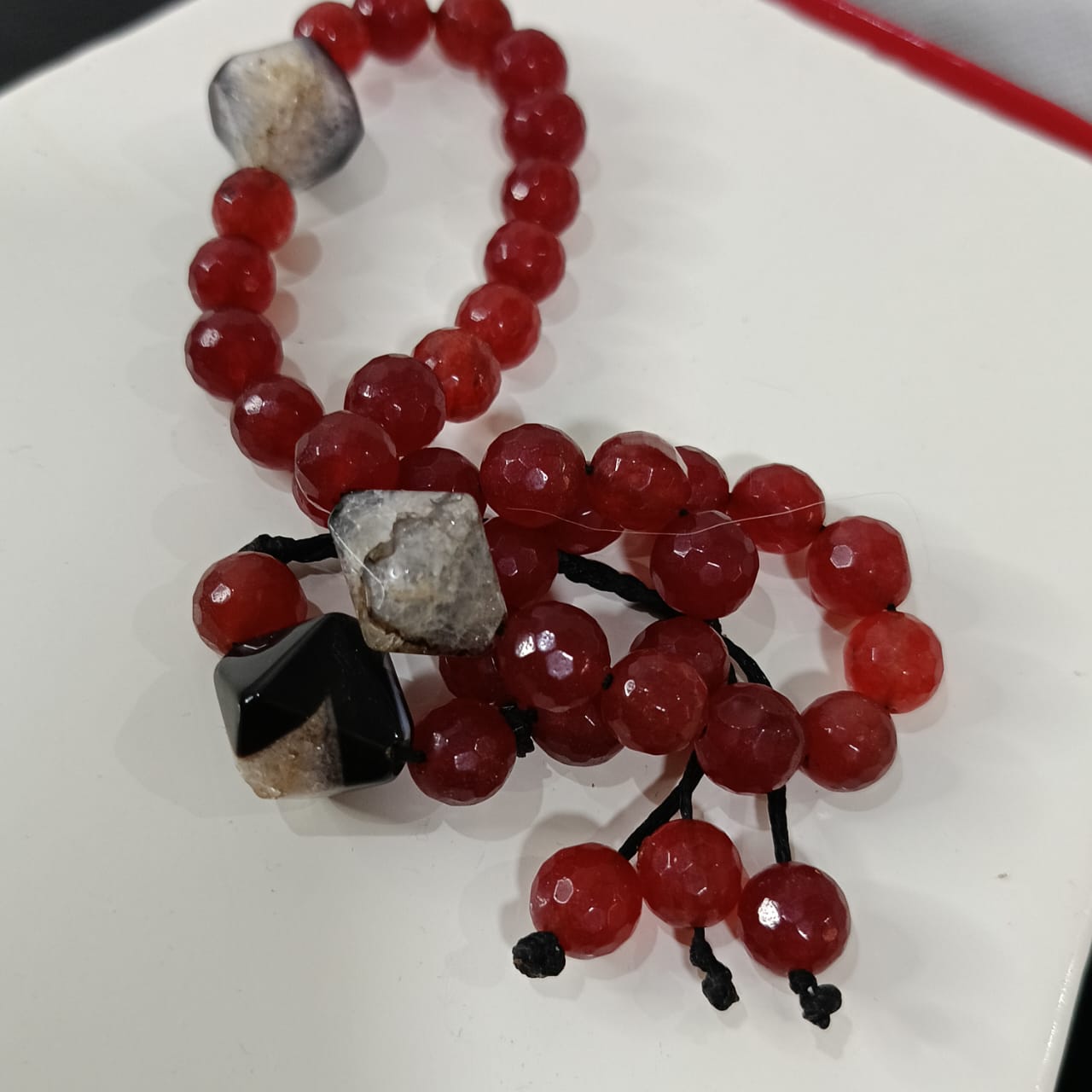 سبحة عتيقة بحجر يشم رماني وشواهد من عقيق