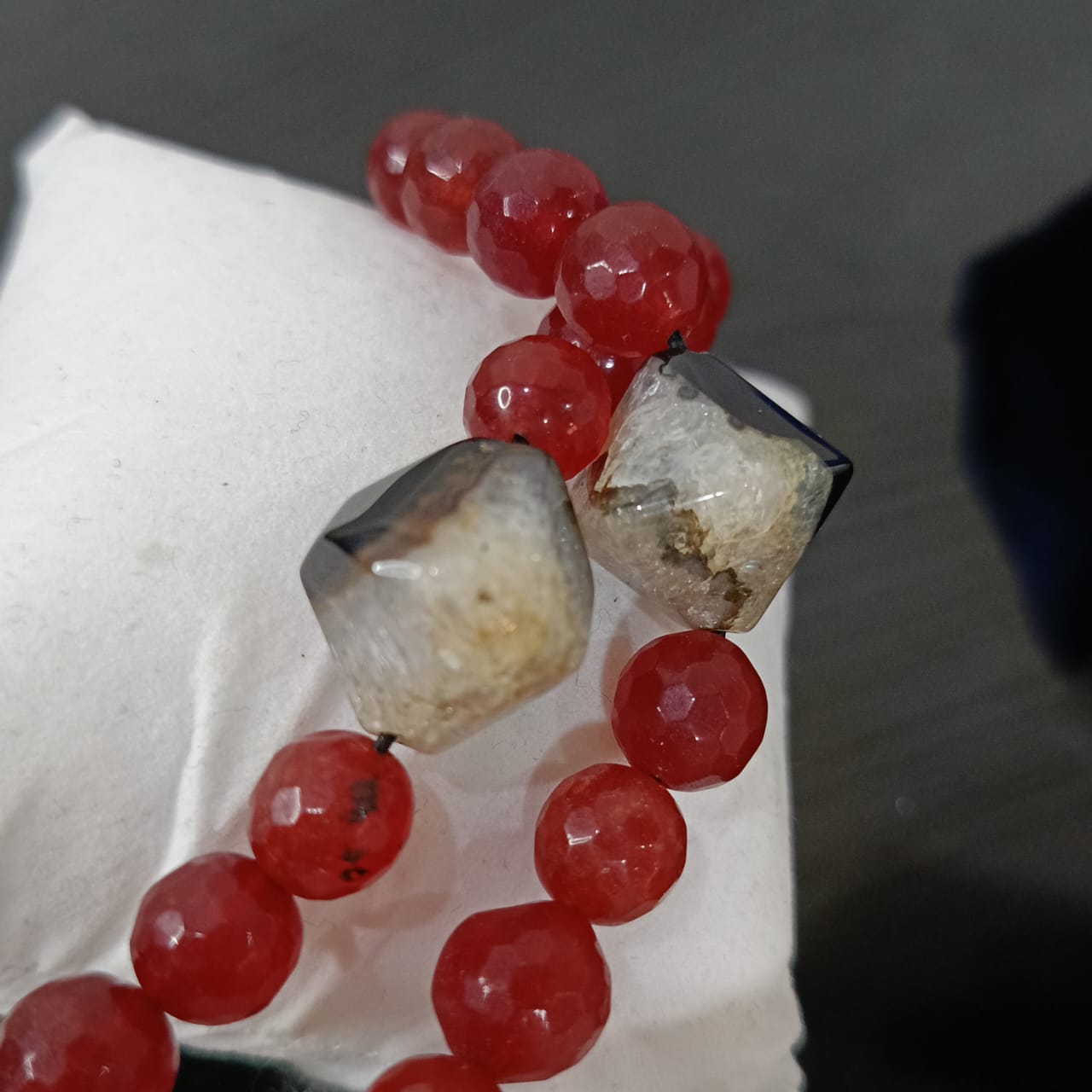 سبحة عتيقة بحجر يشم رماني وشواهد من عقيق