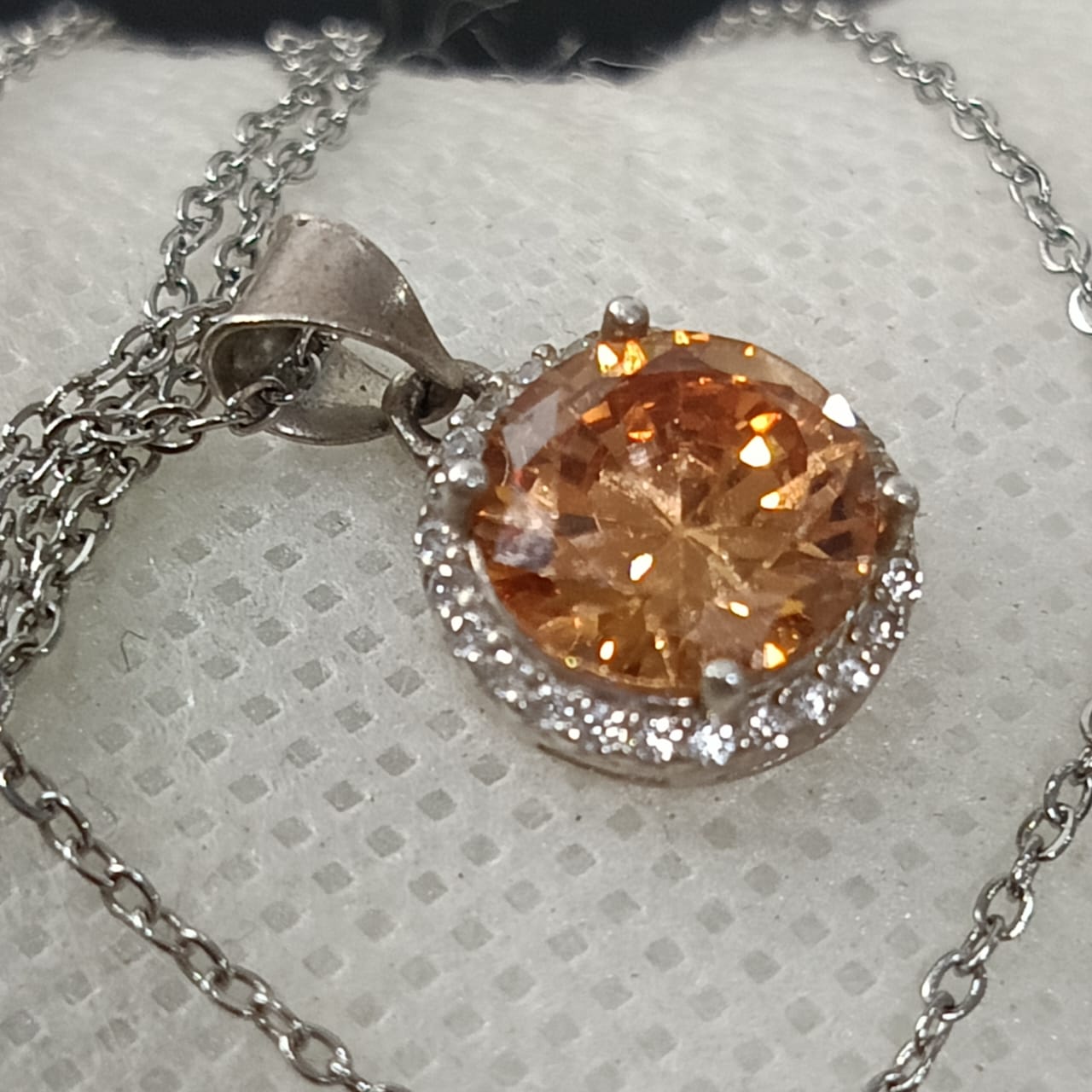 سلسلة بلاكي أبيض وقلادة فضة مرصعة بحجر توباز