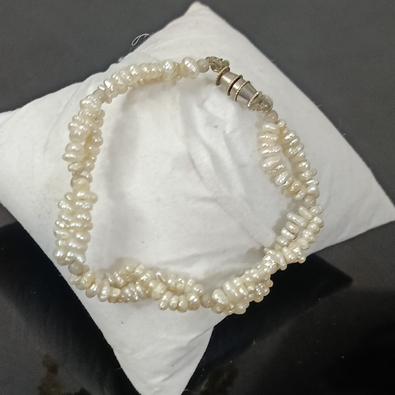 سوار تحفة بالجوهر الحر