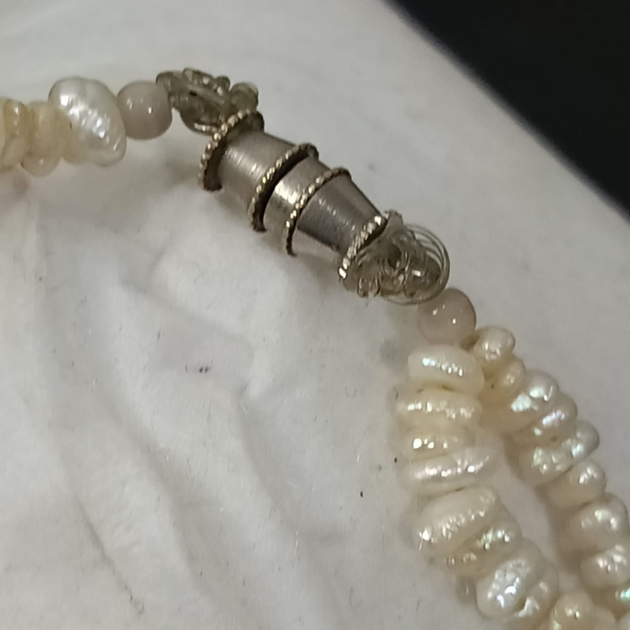 سوار تحفة بالجوهر الحر