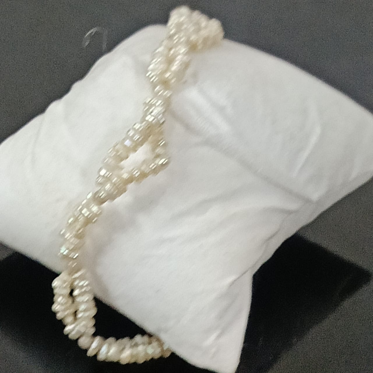 سوار تحفة بالجوهر الحر