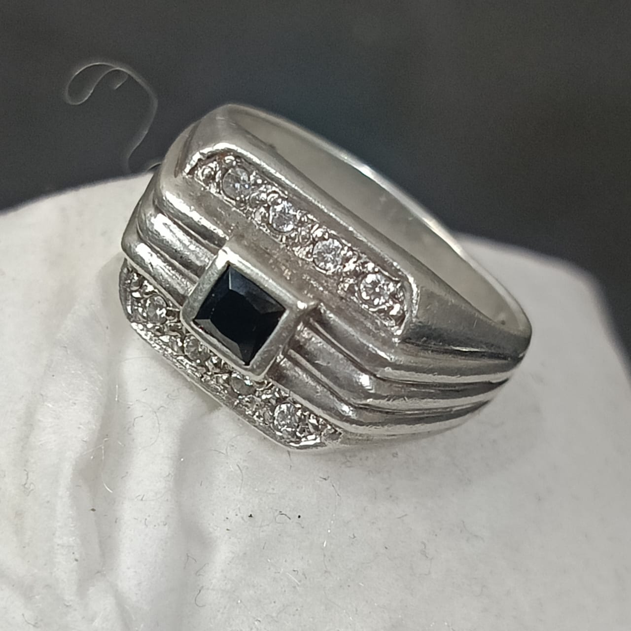 خاتم فضة تحفة مرصع بالأحجار