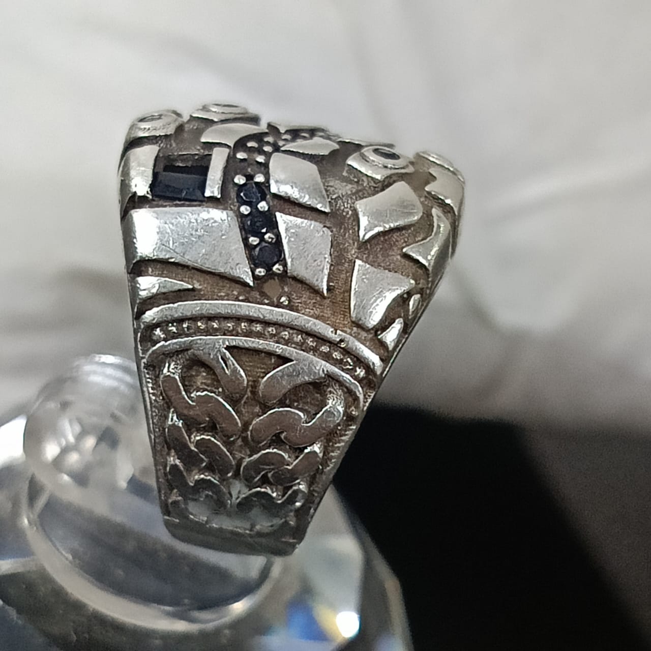 خاتم فضة مرصع بالأحجار