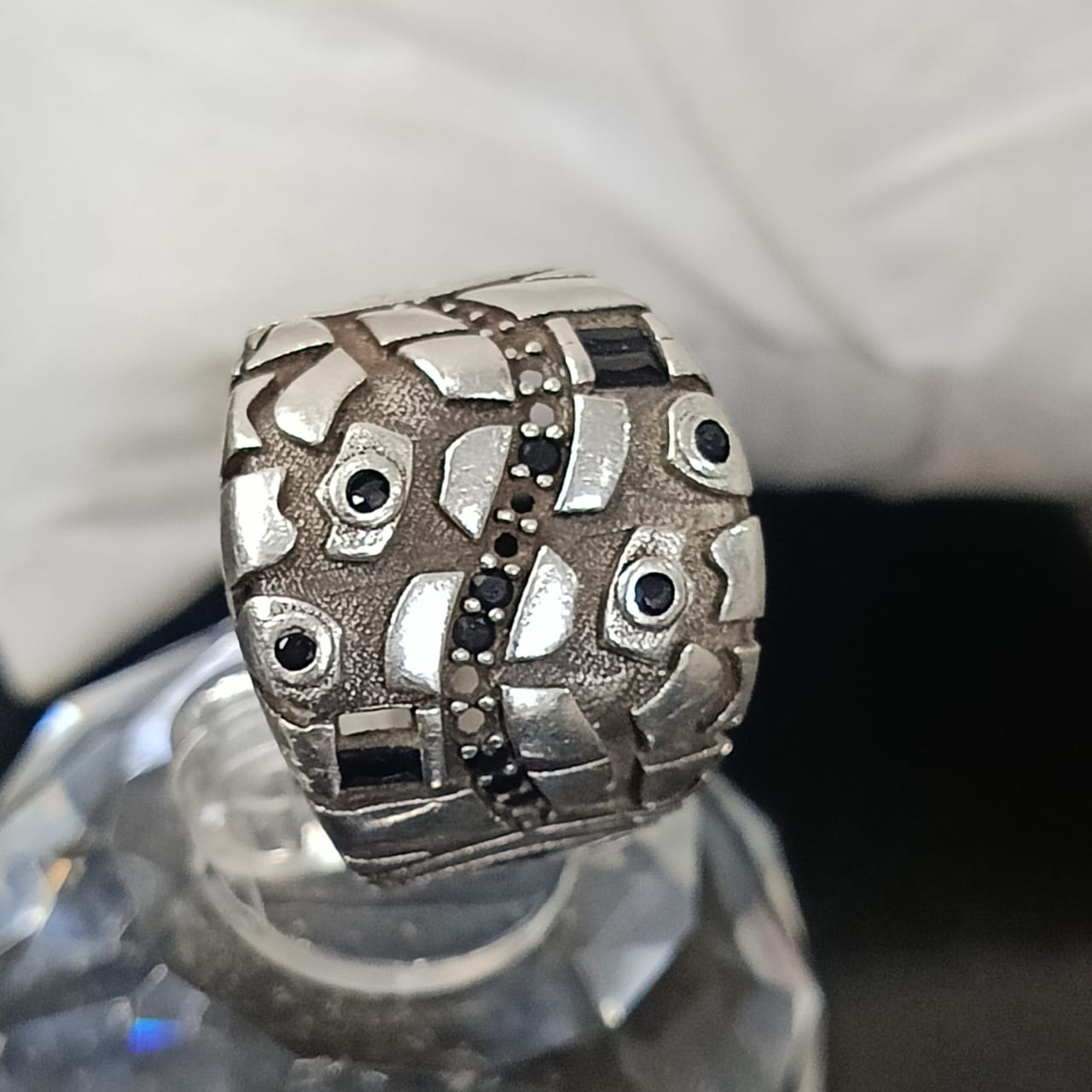 خاتم فضة مرصع بالأحجار