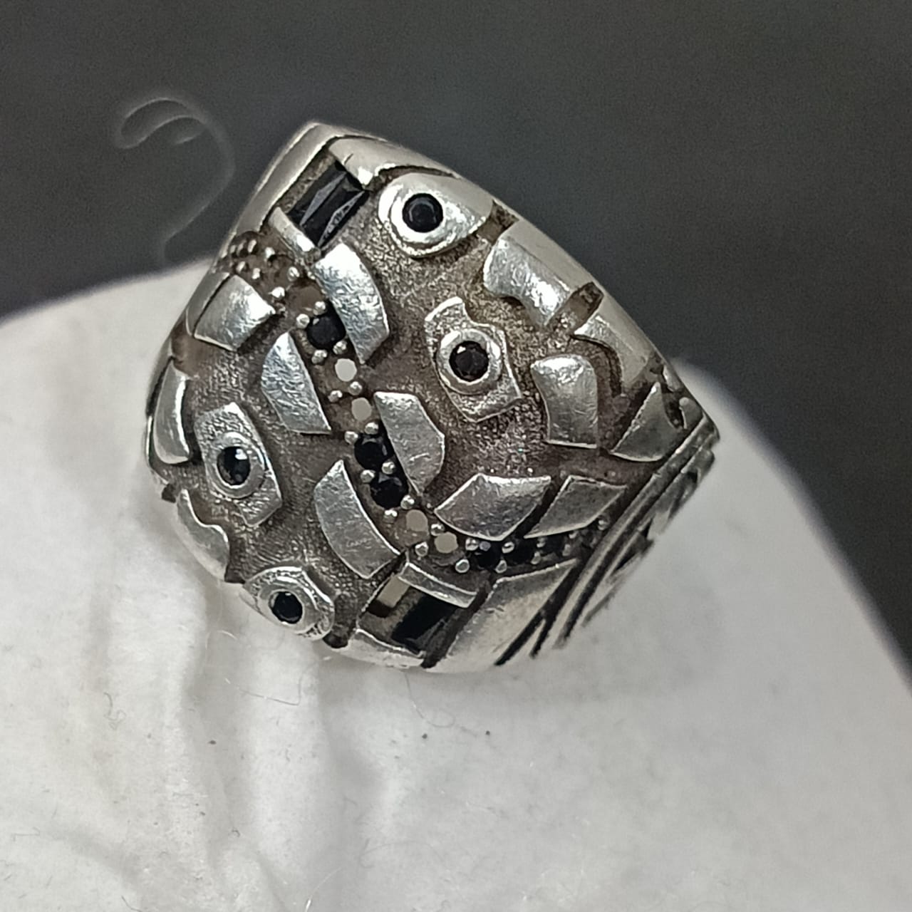 خاتم فضة مرصع بالأحجار