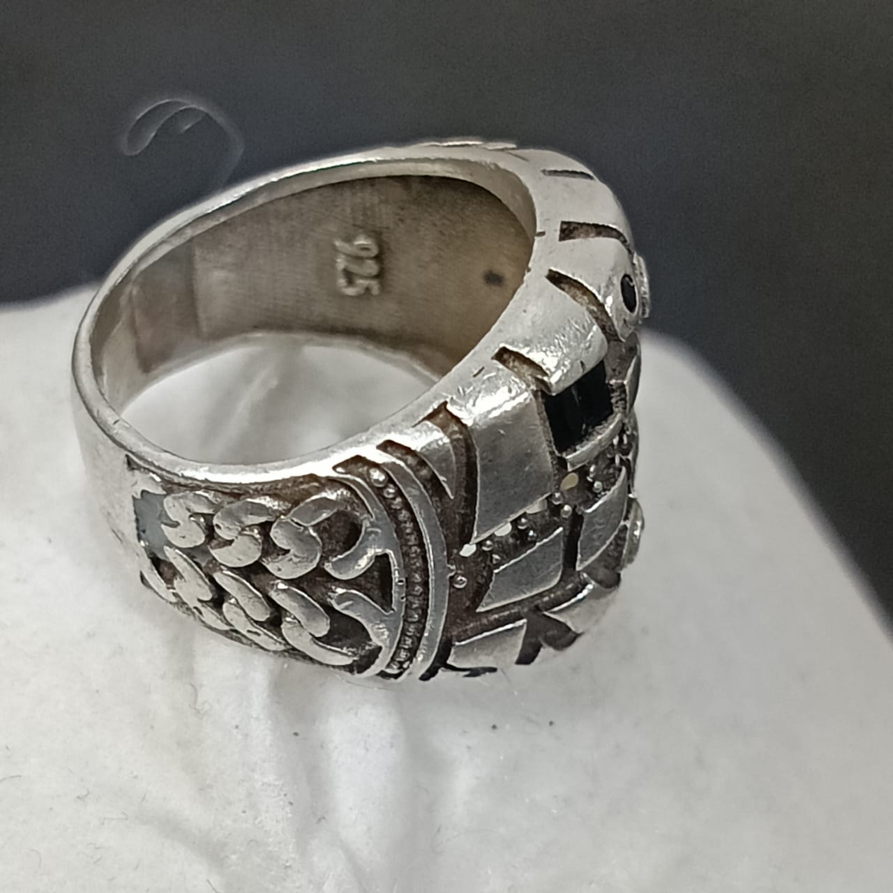 خاتم فضة مرصع بالأحجار