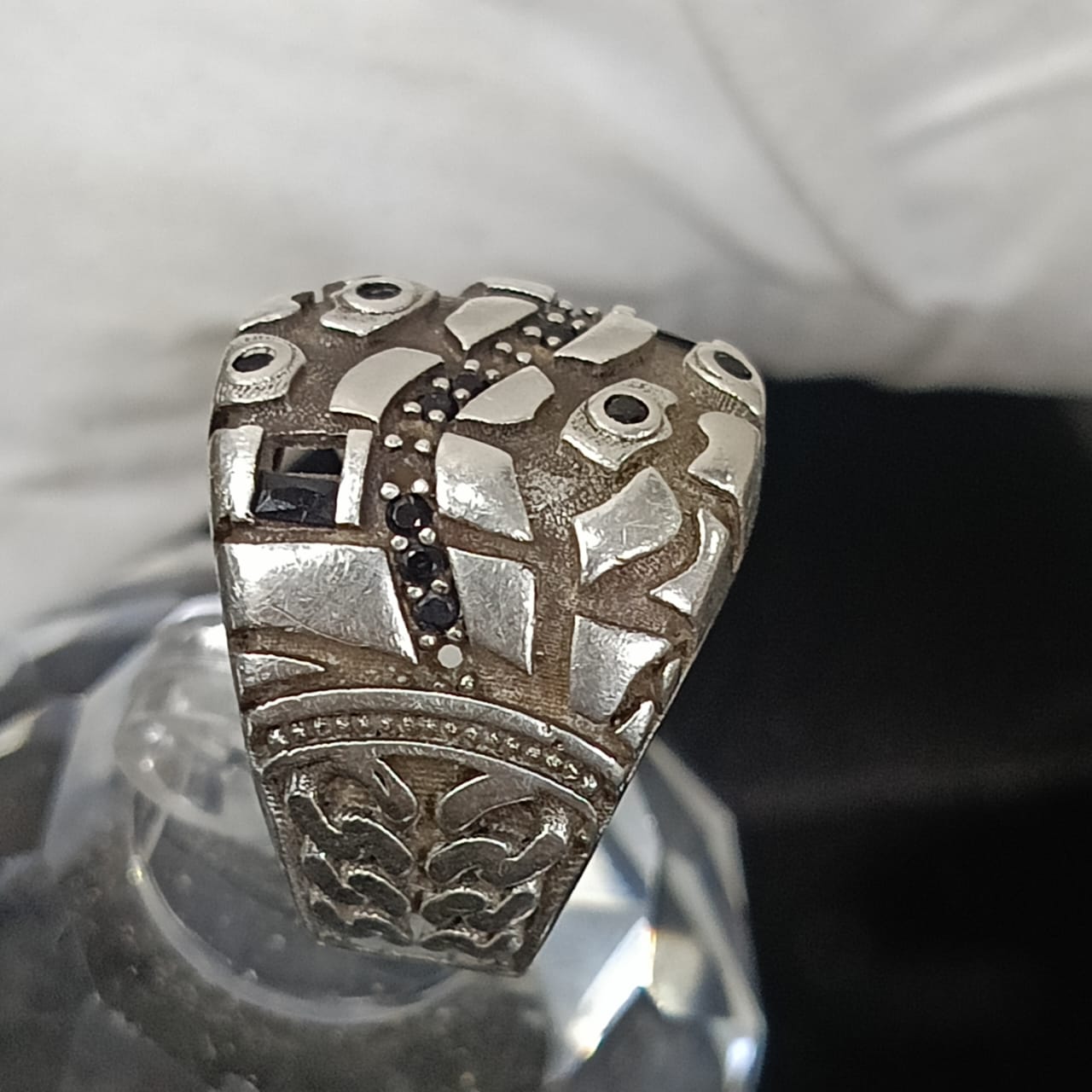 خاتم فضة مرصع بالأحجار