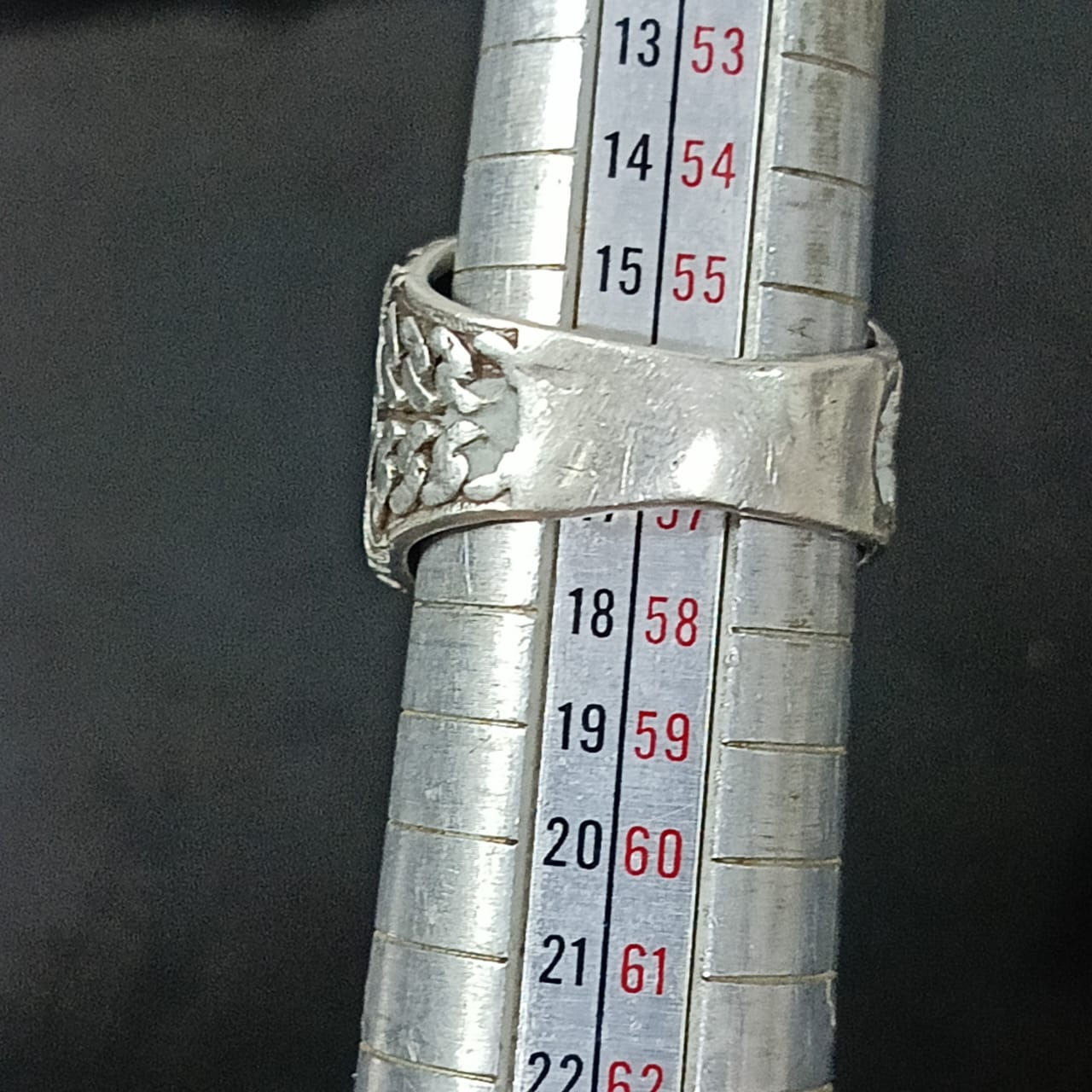 خاتم فضة مرصع بالأحجار