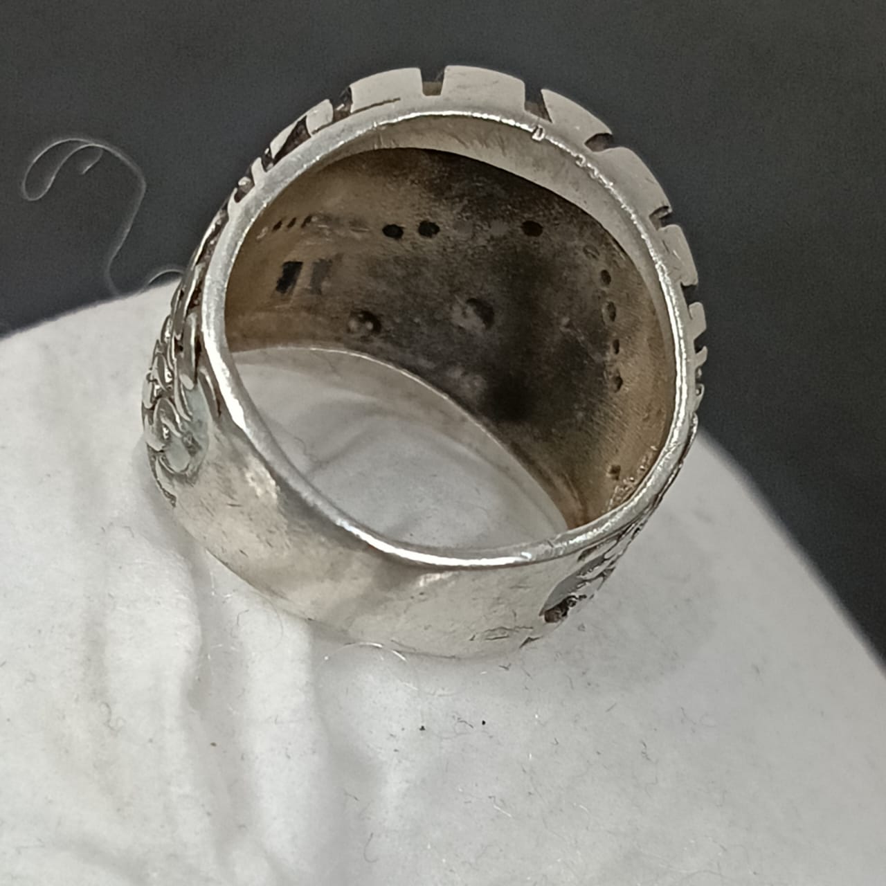 خاتم فضة مرصع بالأحجار