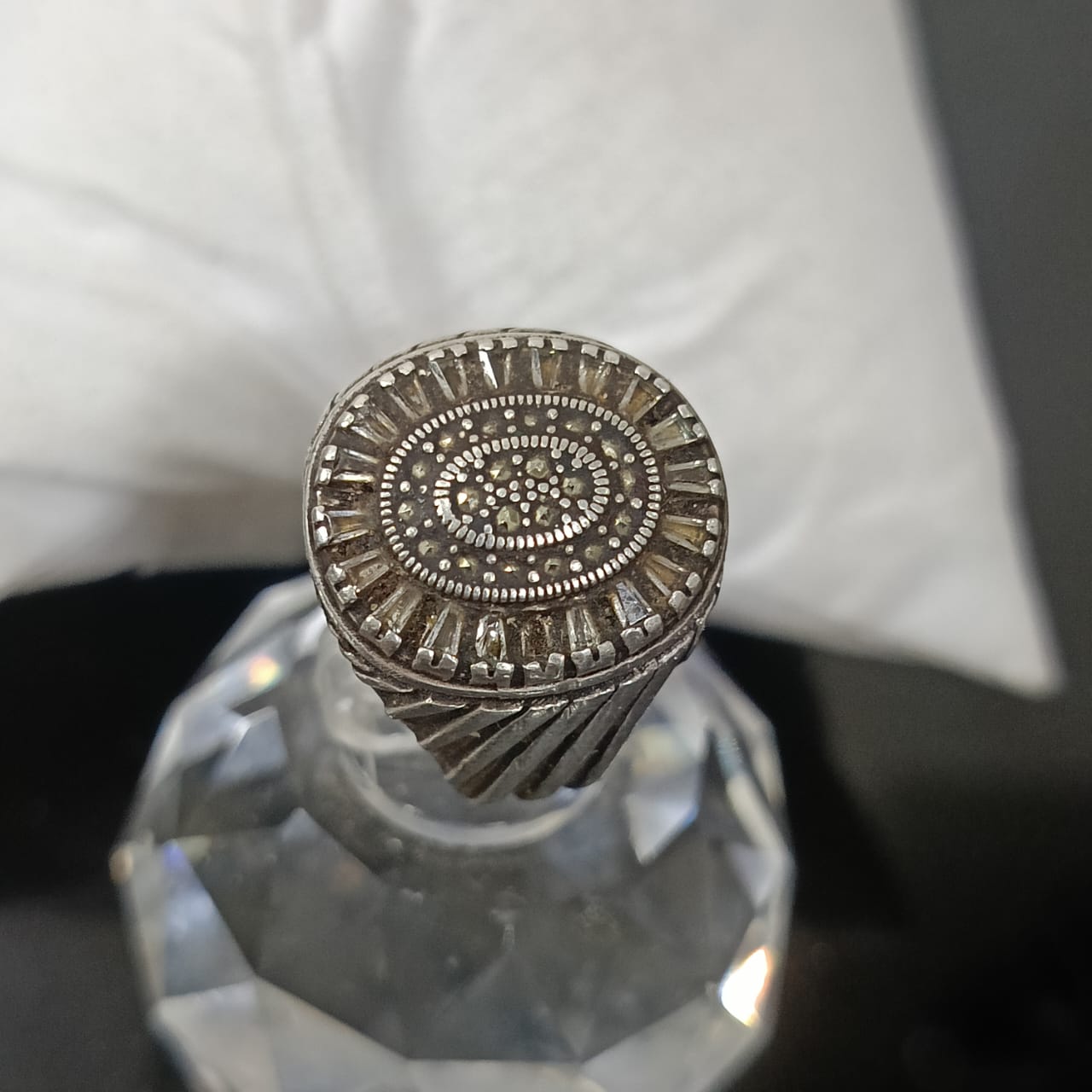 خاتم فضة مرصع بالأحجار