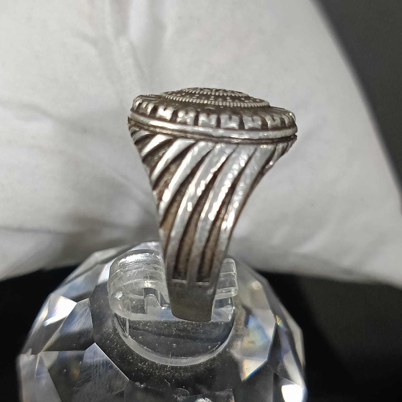 خاتم فضة مرصع بالأحجار