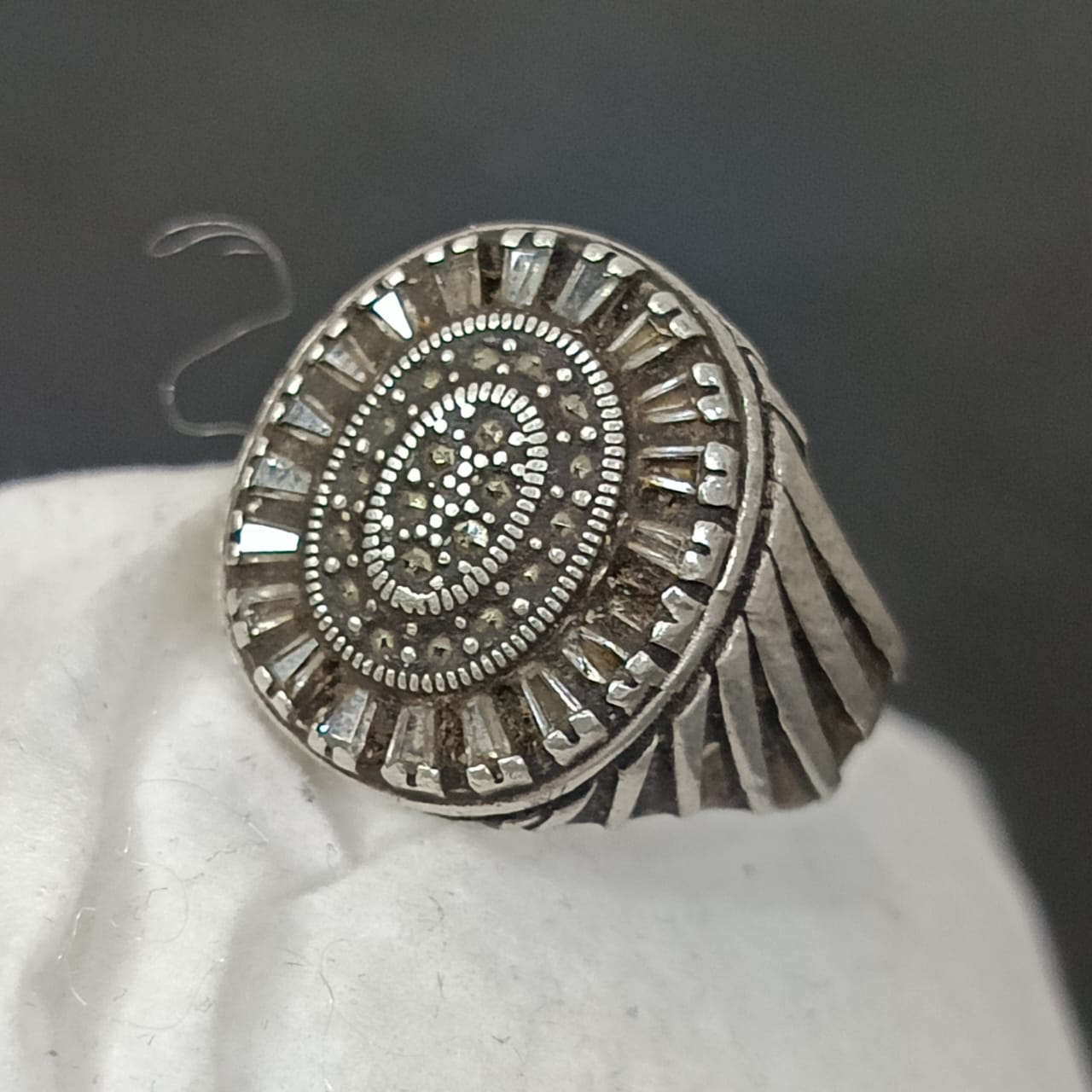 خاتم فضة مرصع بالأحجار