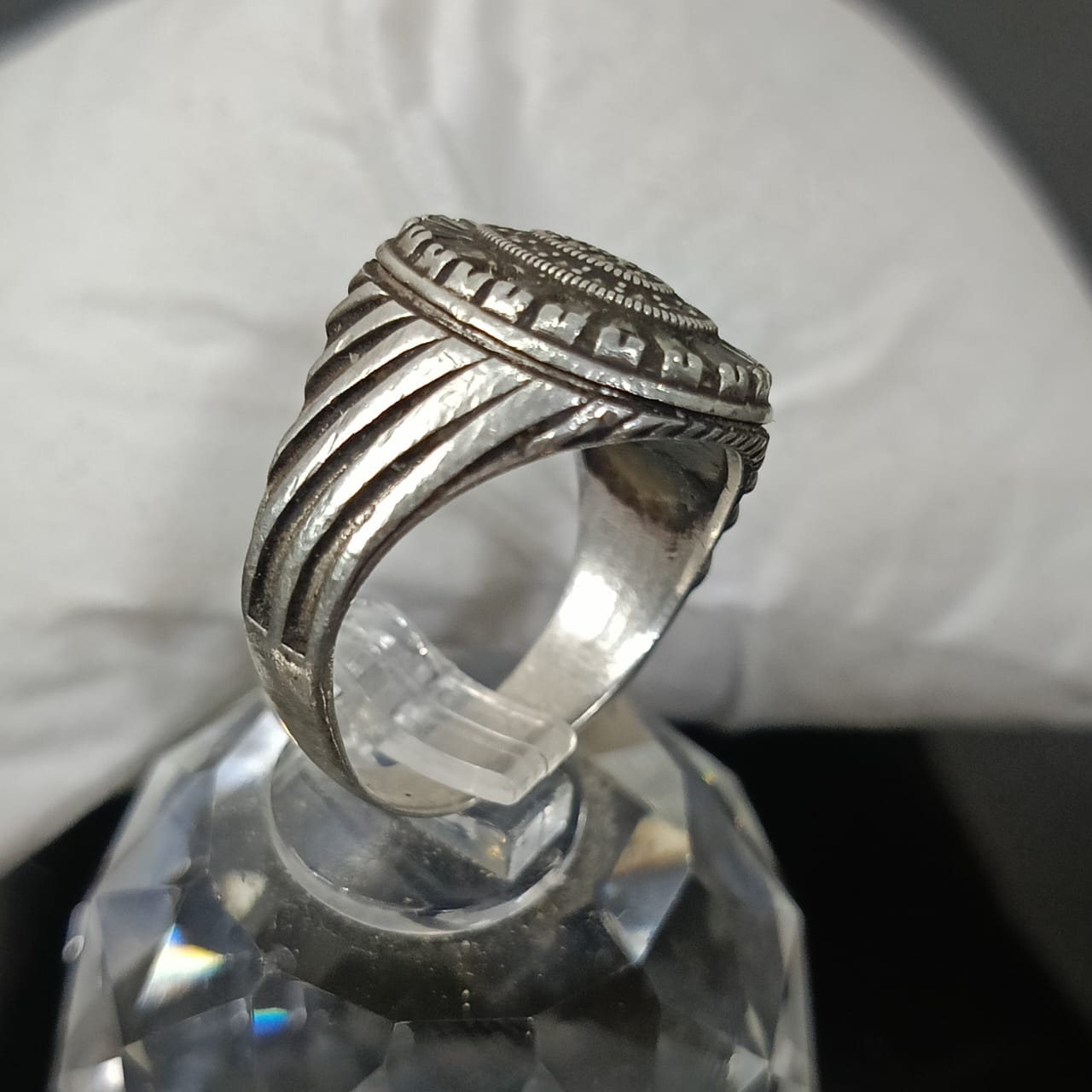 خاتم فضة مرصع بالأحجار