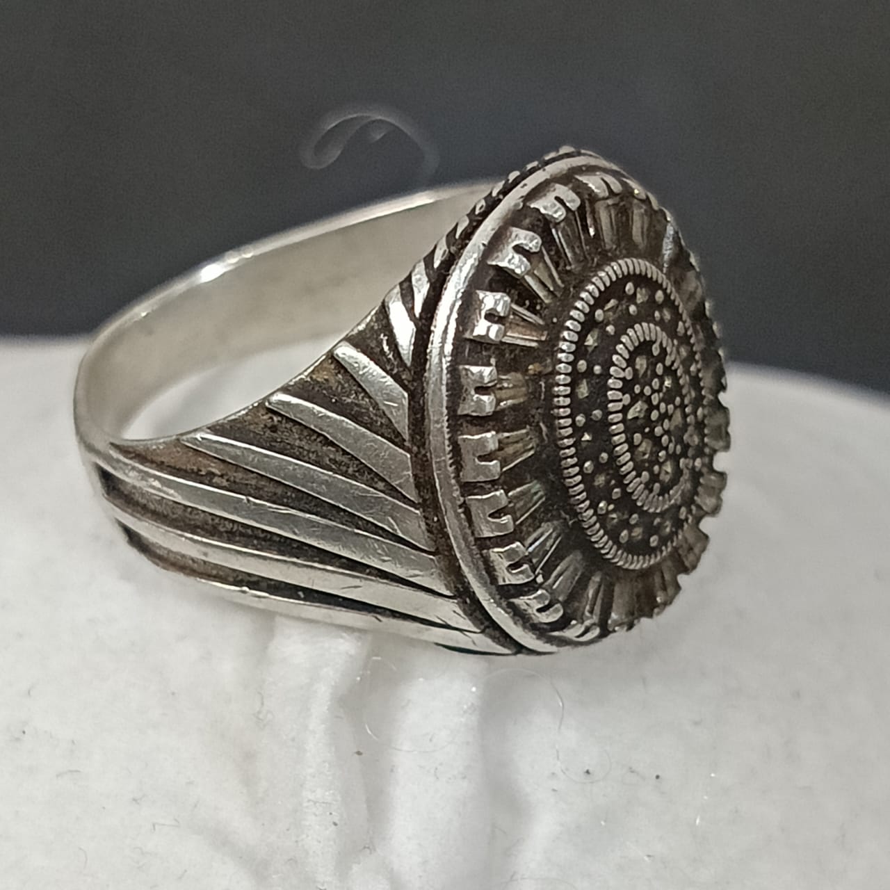 خاتم فضة مرصع بالأحجار