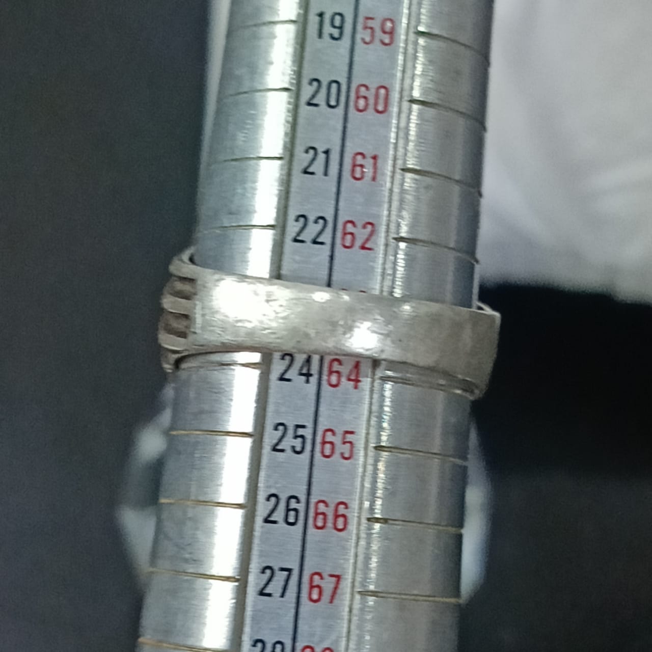 خاتم فضة مرصع بالأحجار