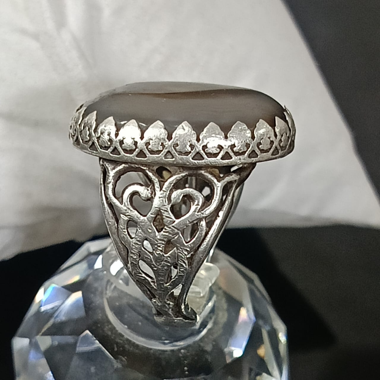 خاتم فضة تحفة مرصع بحجر عقيق مصور