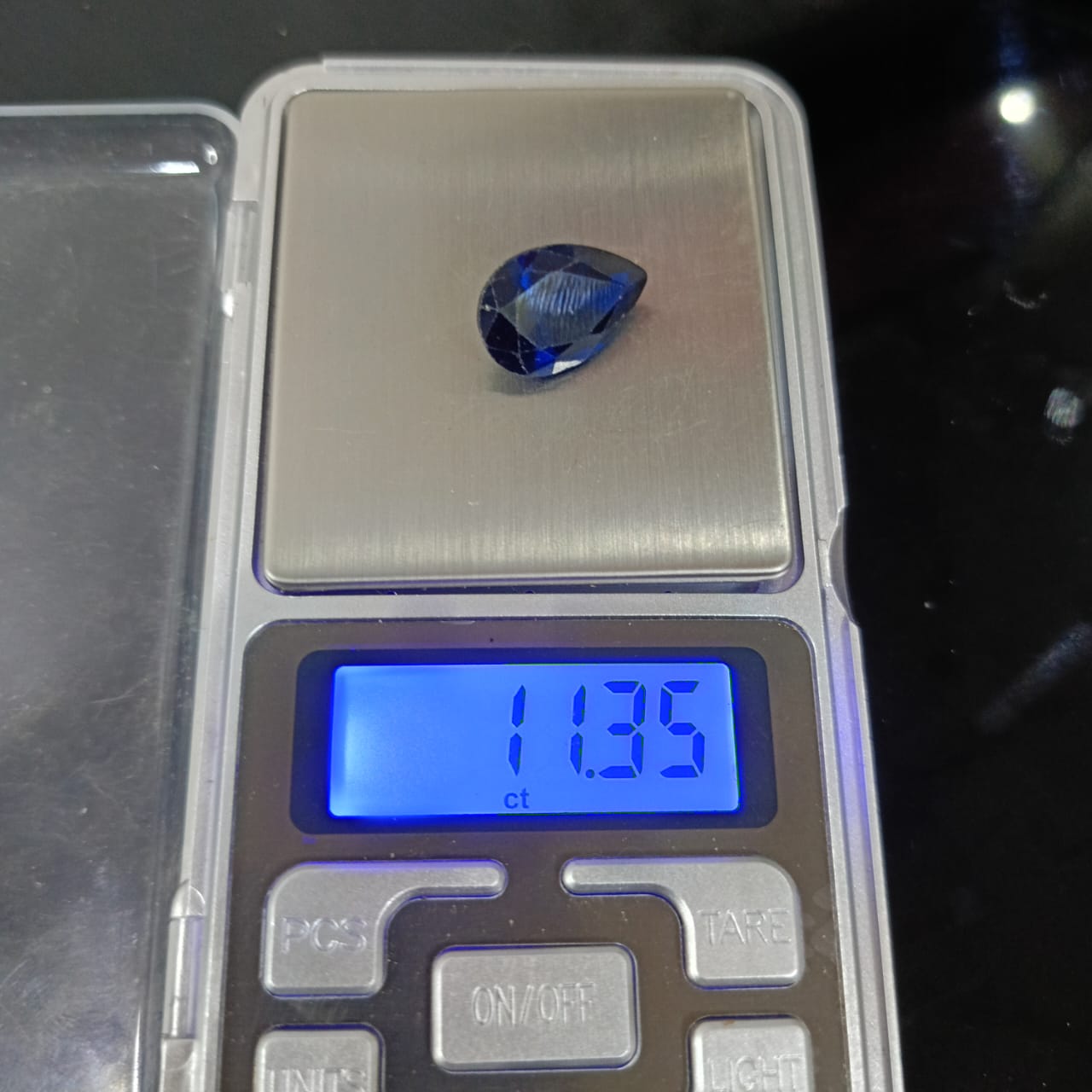 فص حجر سفير أزرق