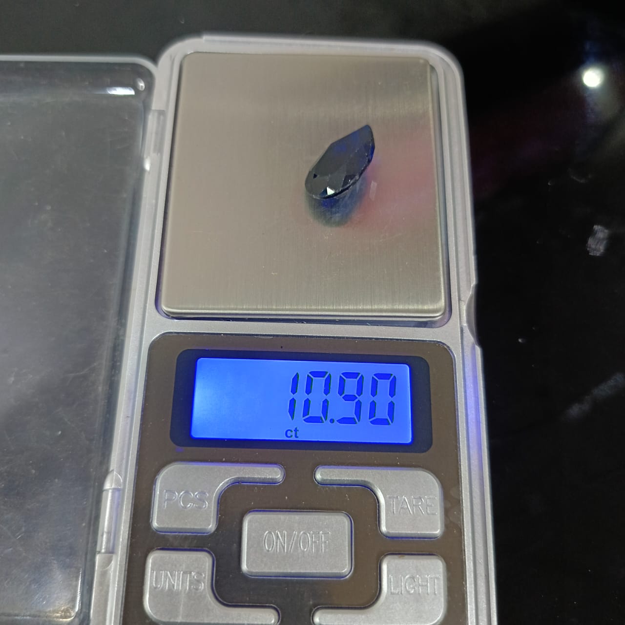 فص حجر سفير أزرق