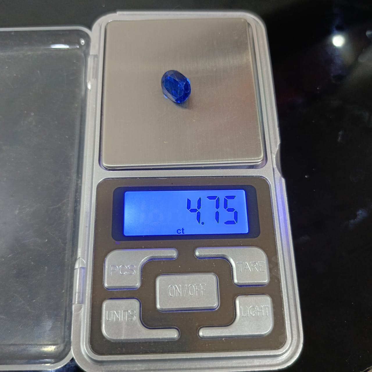 فص حجر سفير أزرق