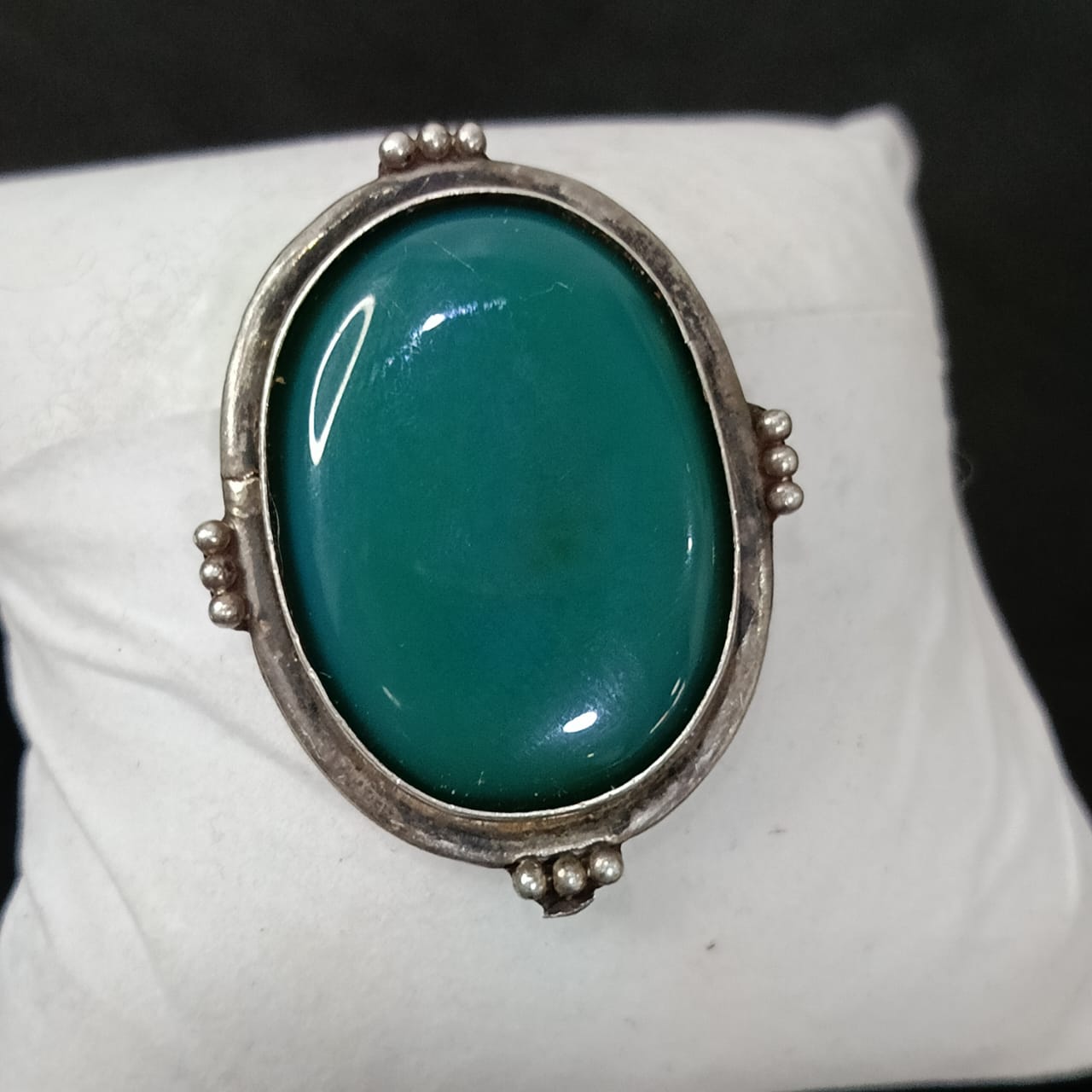 قطعة من الفضة مطعمة بحجر عقيق أخضر