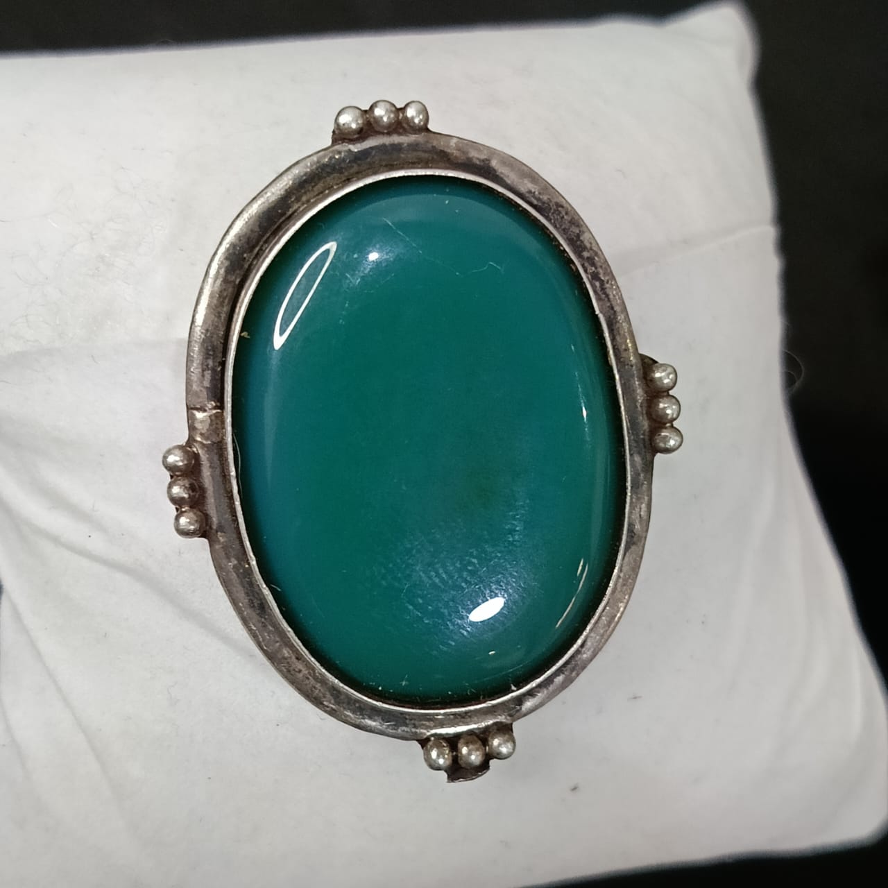 قطعة من الفضة مطعمة بحجر عقيق أخضر