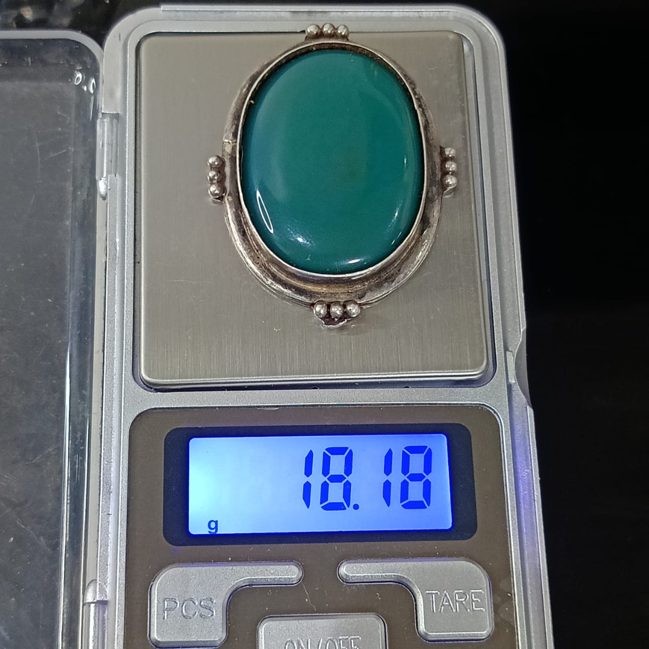 قطعة من الفضة مطعمة بحجر عقيق أخضر