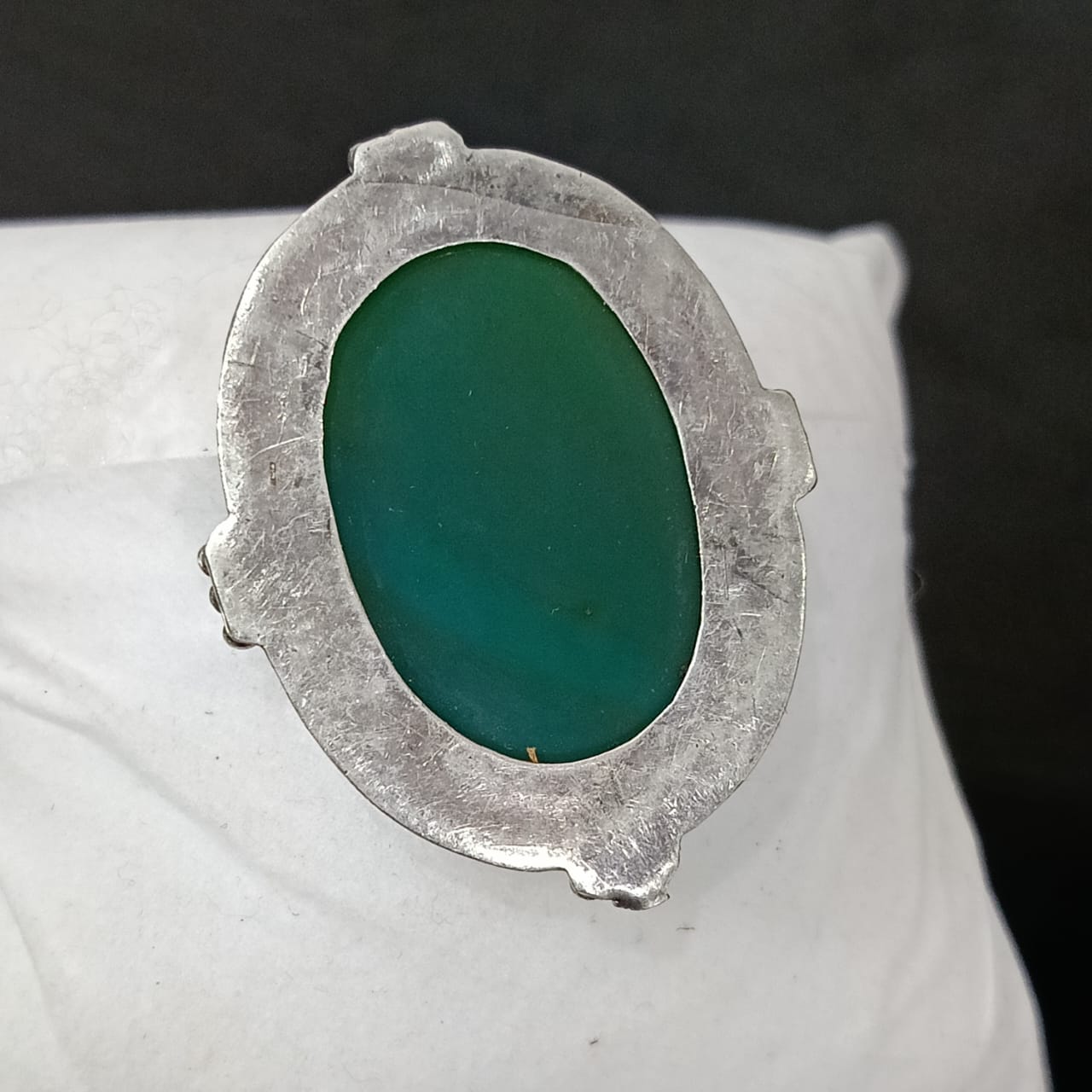 قطعة من الفضة مطعمة بحجر عقيق أخضر