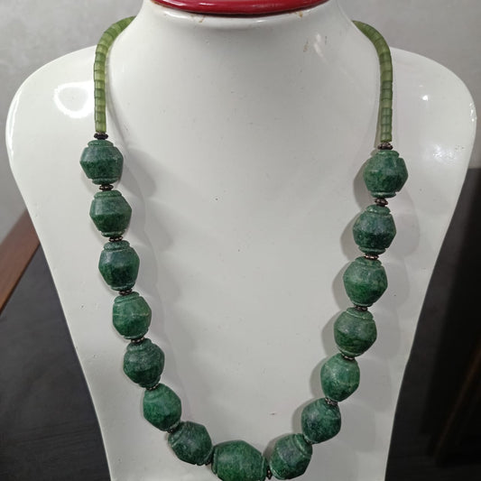 عقد تحفة نادر بحجر زمرد هندي طبيعي