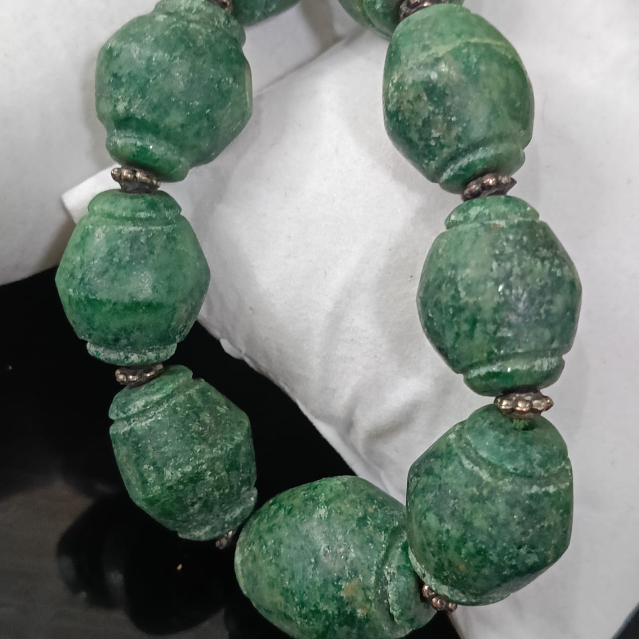 عقد تحفة نادر بحجر زمرد هندي طبيعي