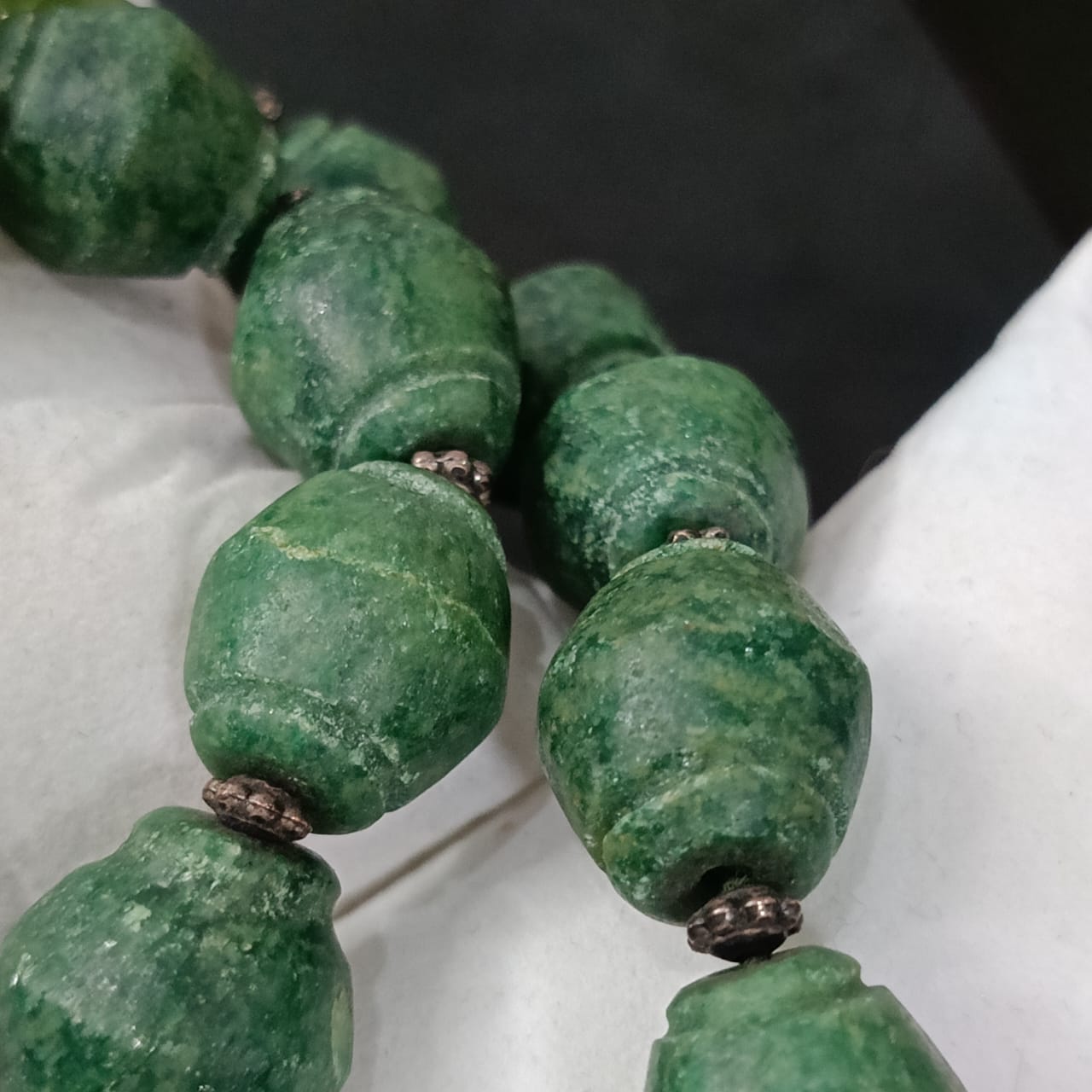 عقد تحفة نادر بحجر زمرد هندي طبيعي