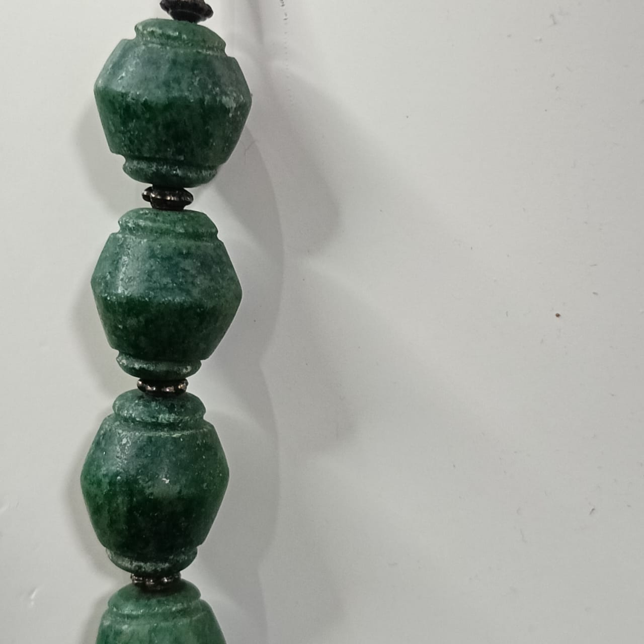 عقد تحفة نادر بحجر زمرد هندي طبيعي