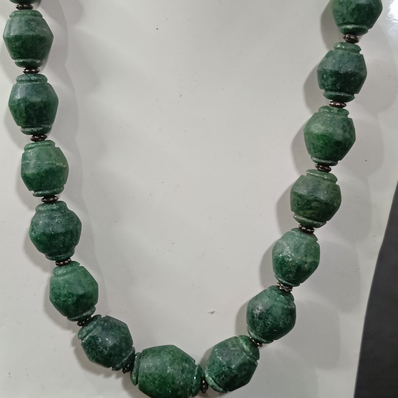 عقد تحفة نادر بحجر زمرد هندي طبيعي