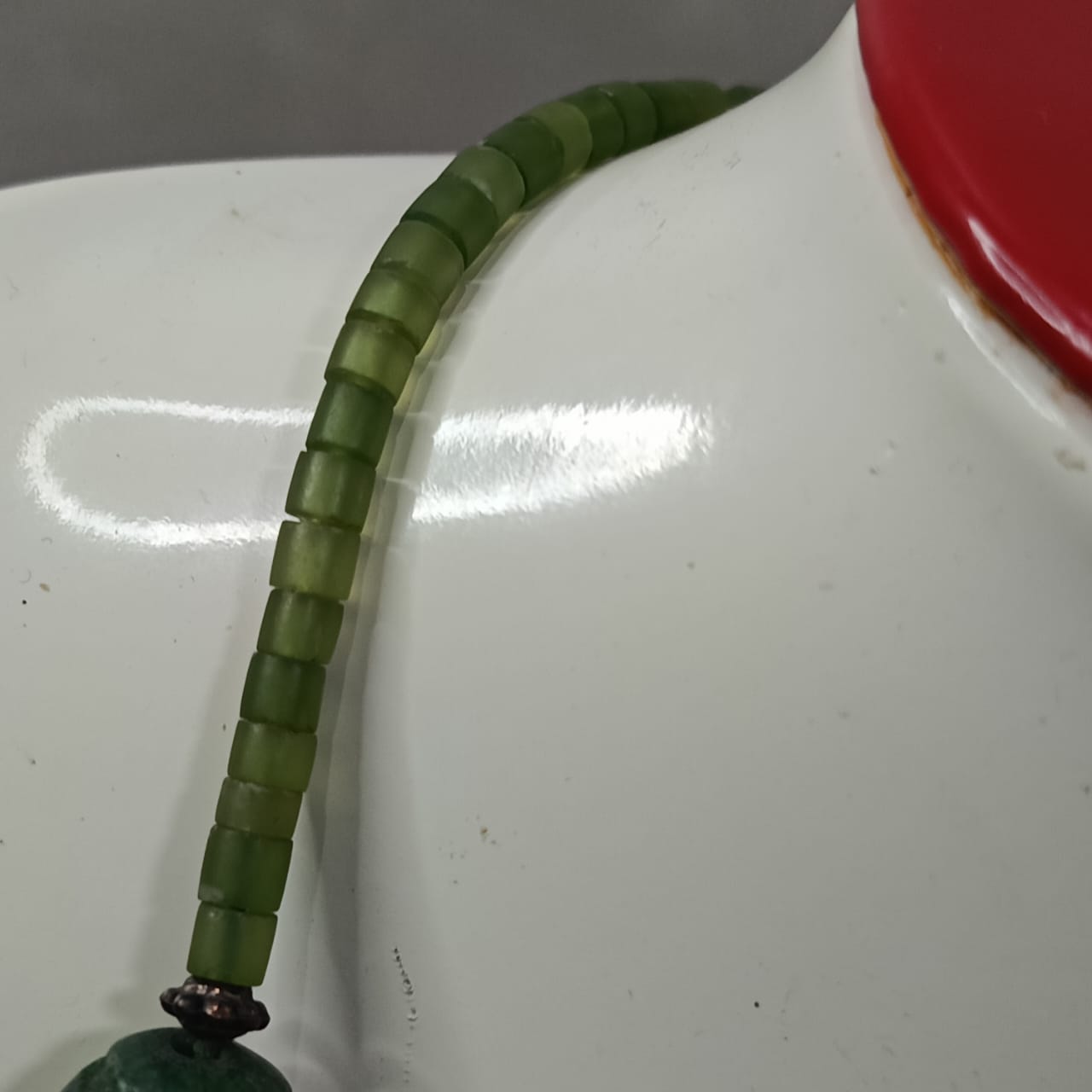 عقد تحفة نادر بحجر زمرد هندي طبيعي