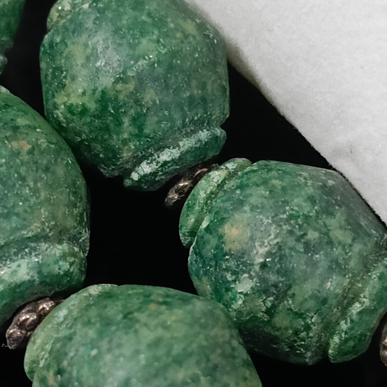 عقد تحفة نادر بحجر زمرد هندي طبيعي