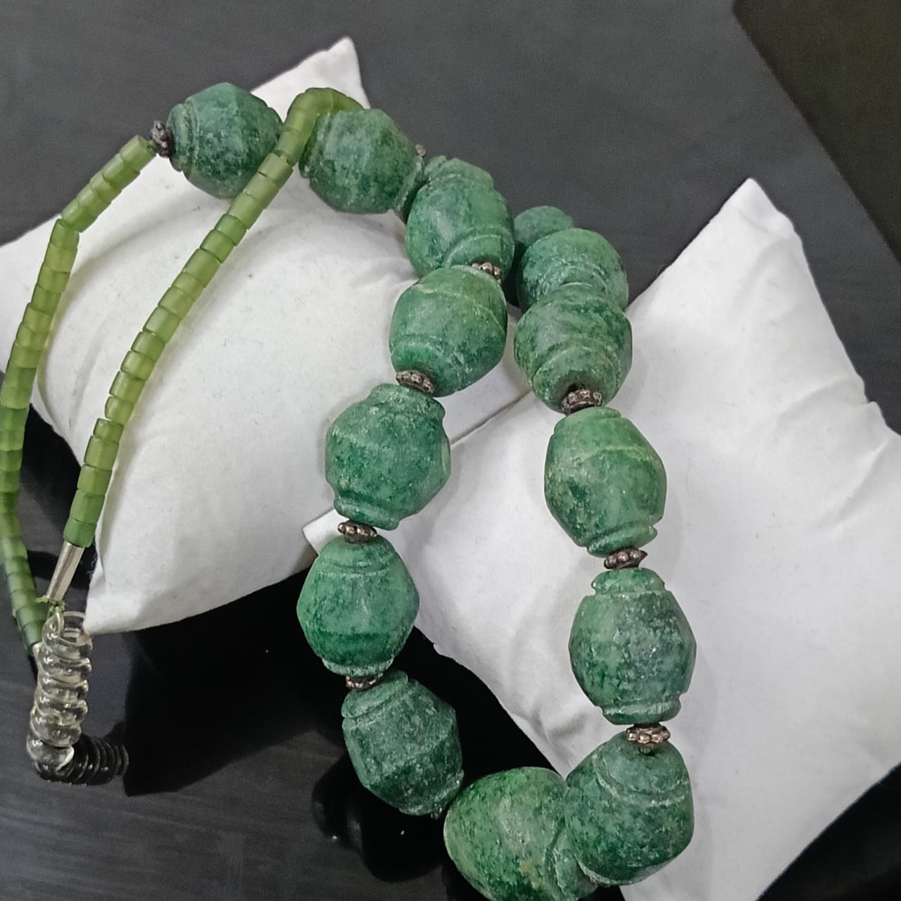 عقد تحفة نادر بحجر زمرد هندي طبيعي