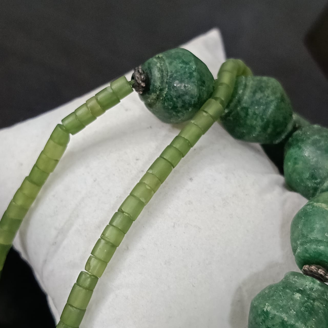 عقد تحفة نادر بحجر زمرد هندي طبيعي