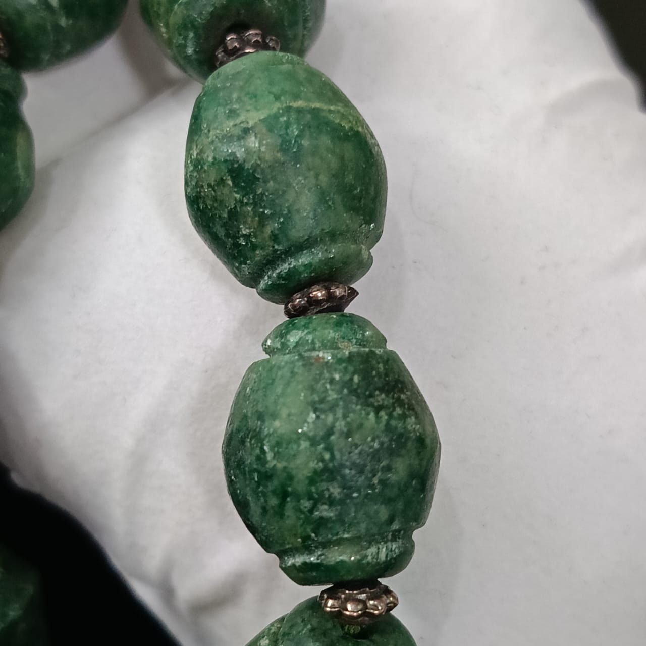 عقد تحفة نادر بحجر زمرد هندي طبيعي