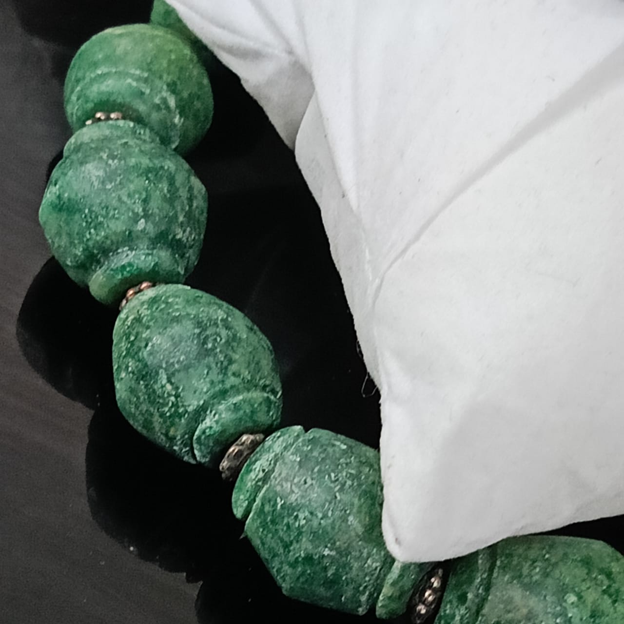 عقد تحفة نادر بحجر زمرد هندي طبيعي