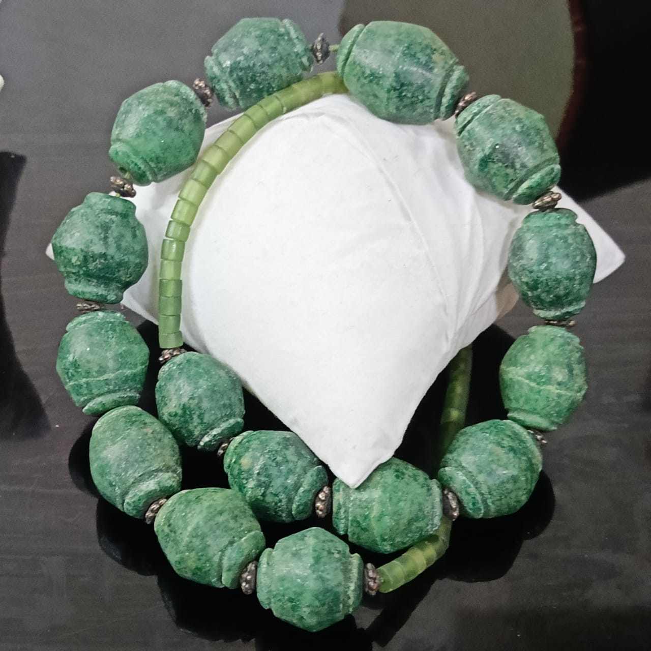 عقد تحفة نادر بحجر زمرد هندي طبيعي