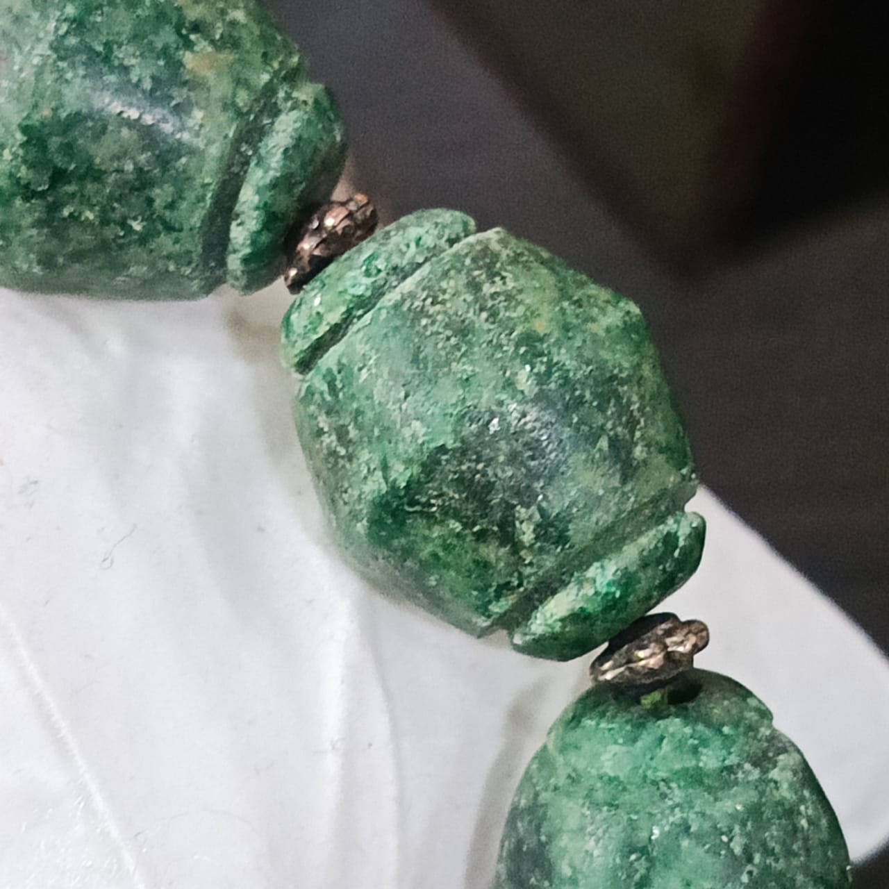 عقد تحفة نادر بحجر زمرد هندي طبيعي