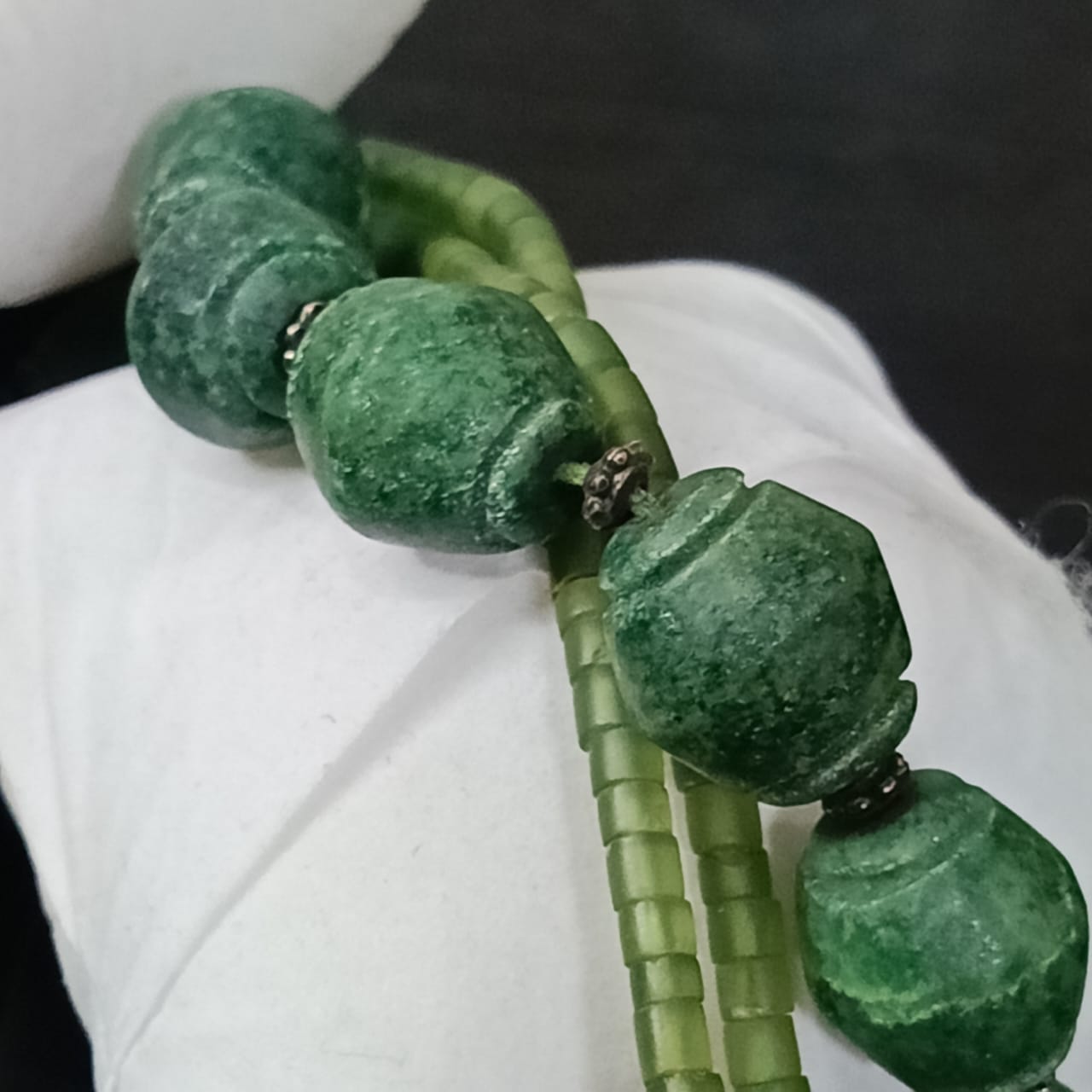 عقد تحفة نادر بحجر زمرد هندي طبيعي